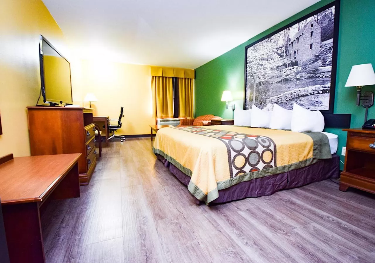 Photo of the whole room, Bed in Super 8 by Wyndham Searcy AR