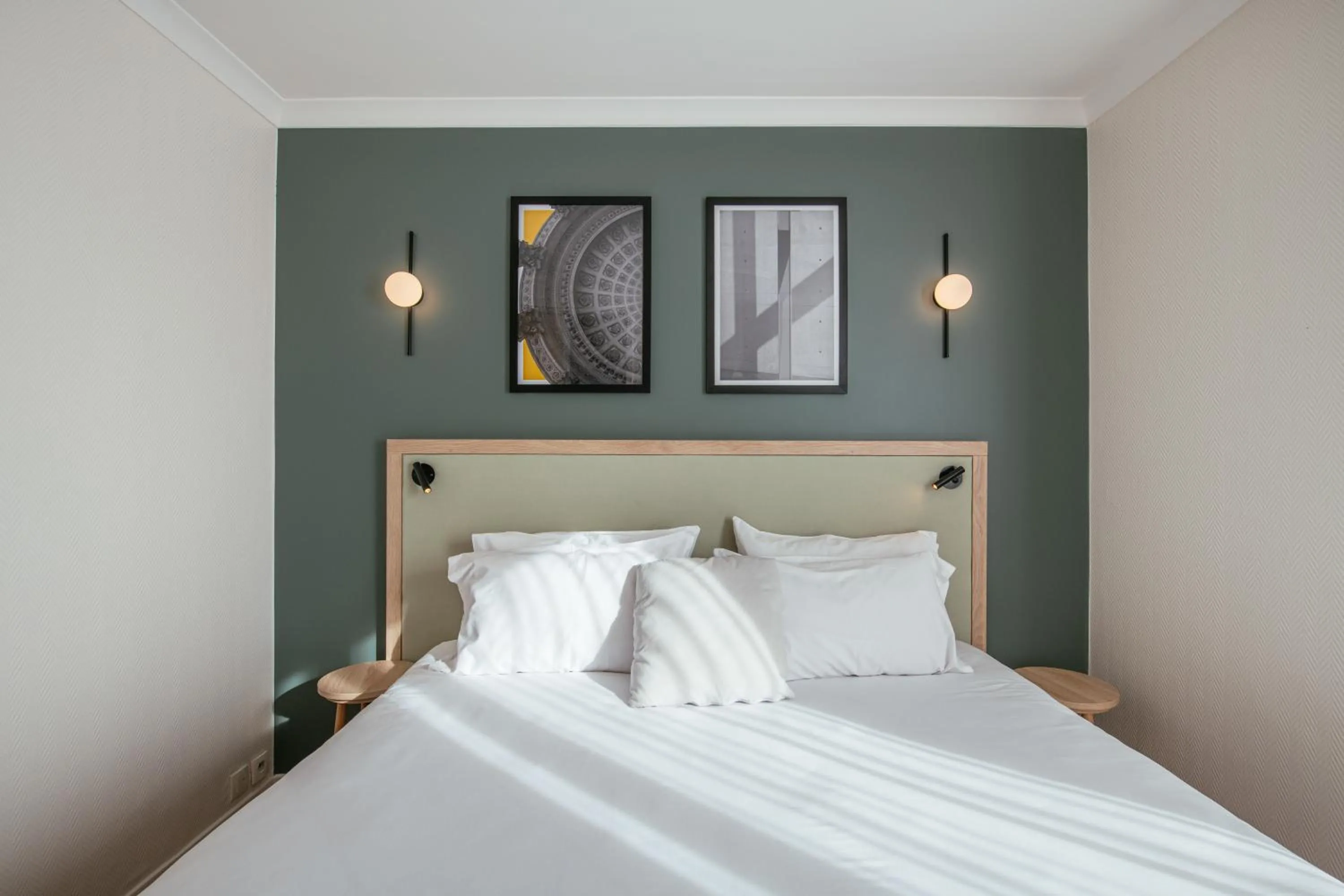 Bed in Aparthotel Adagio Paris Buttes Chaumont