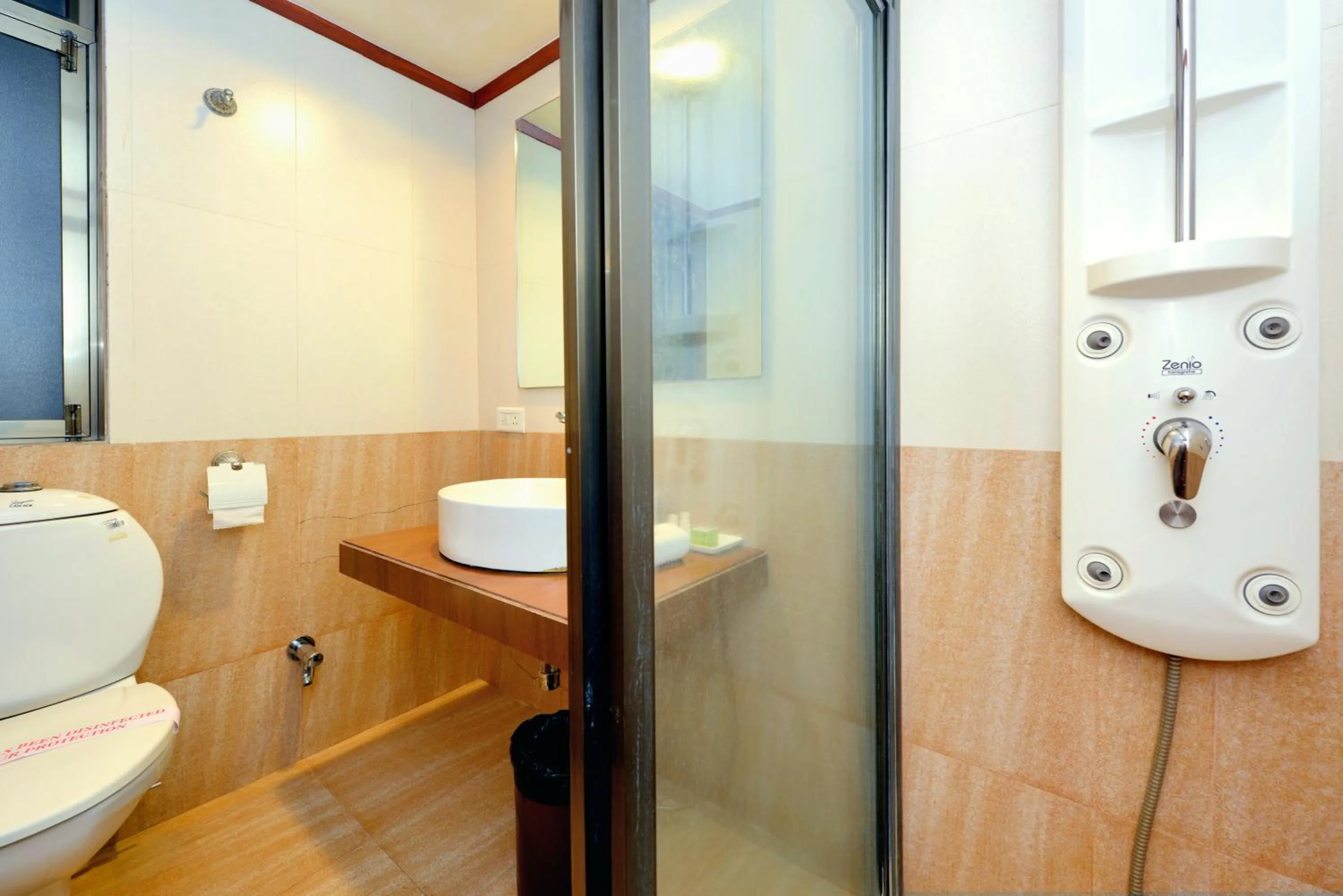 Shower in Budget Inn Bellevue