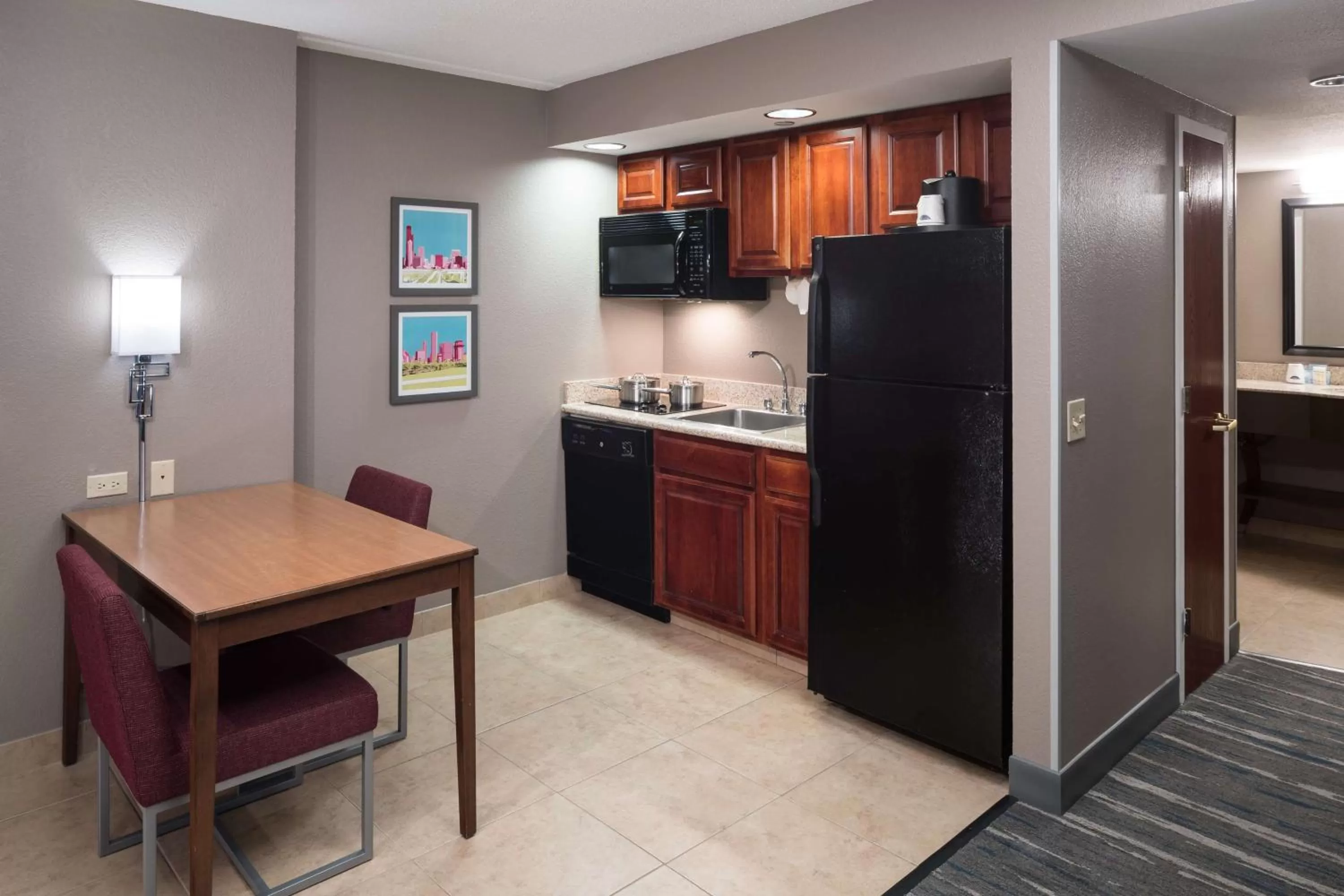 Kitchen or kitchenette in Hampton Inn & Suites Chicago North Shore