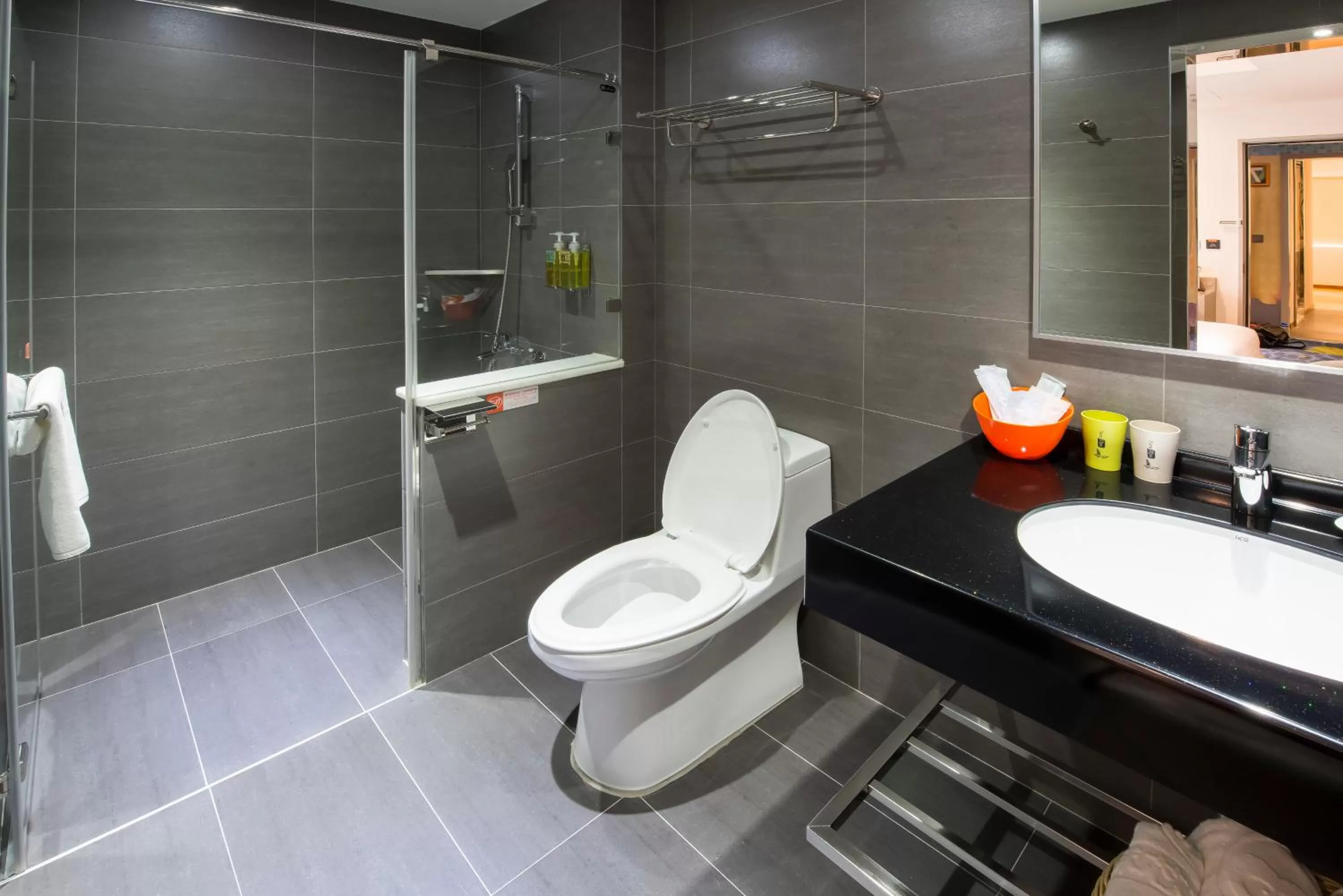 Shower in Legend Hotel Kaohsiung Pier2