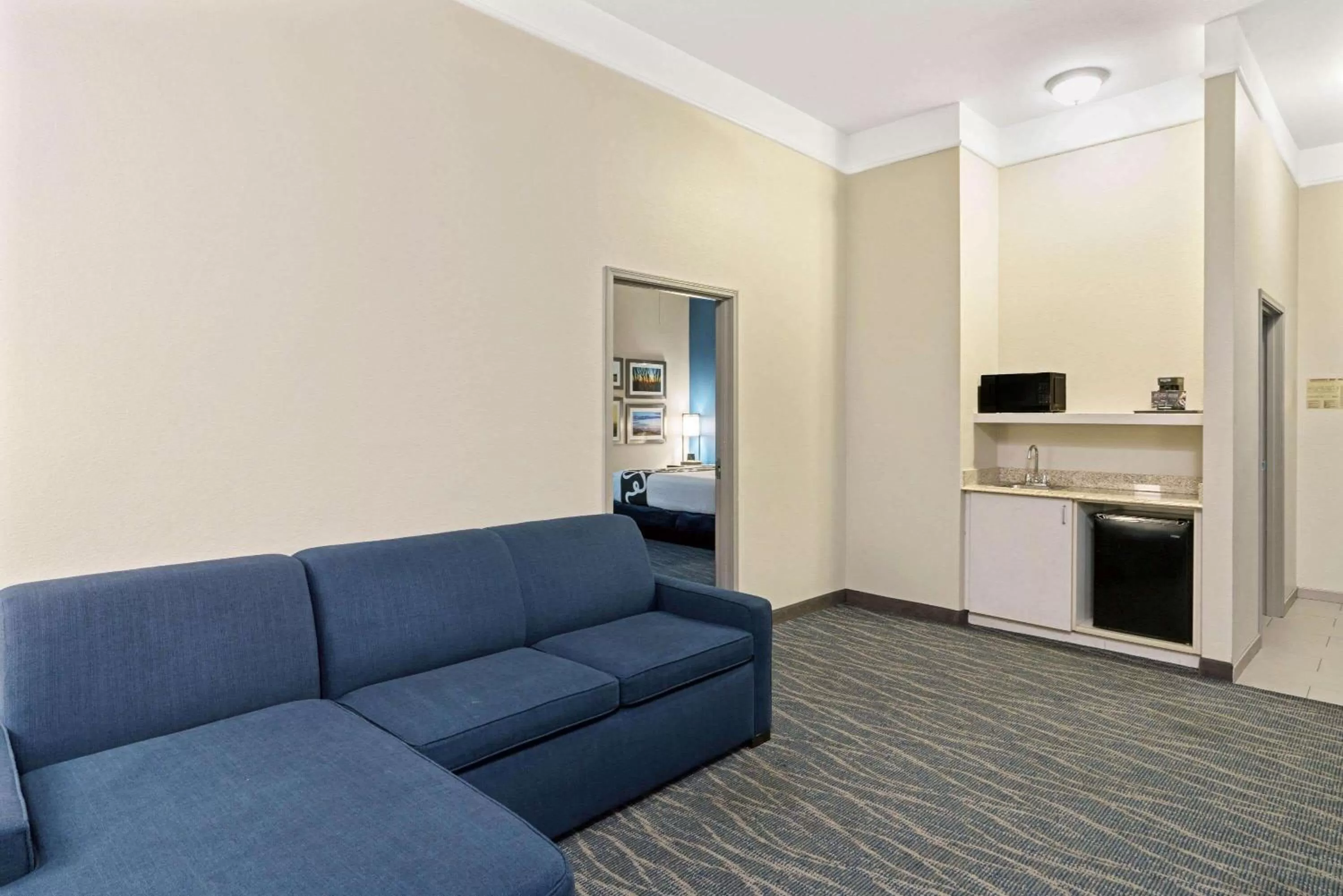 Photo of the whole room in La Quinta by Wyndham Phoenix I-10 West