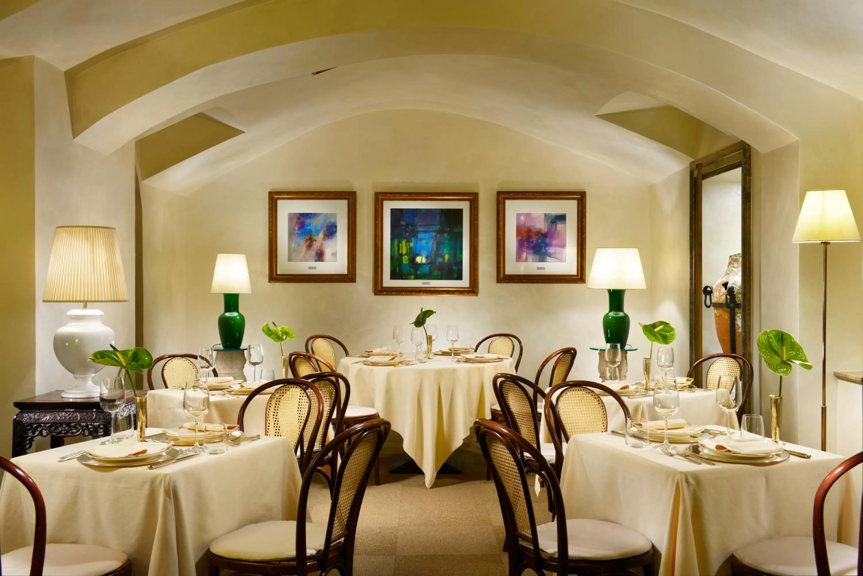 Restaurant/places to eat in Hotel Pierre Milano