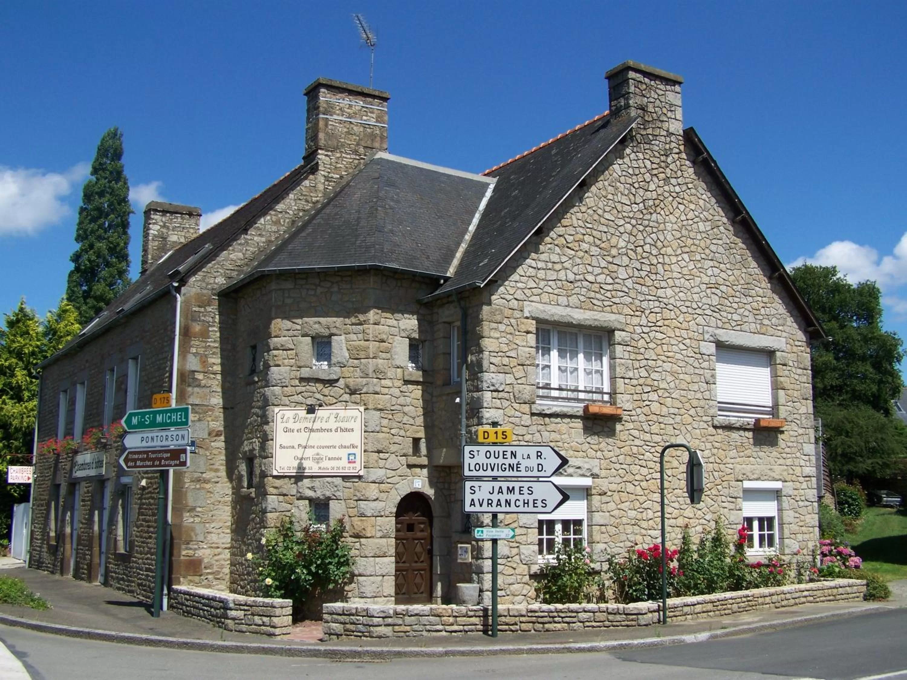 Facade/entrance, Property Building in Ker-Loën
