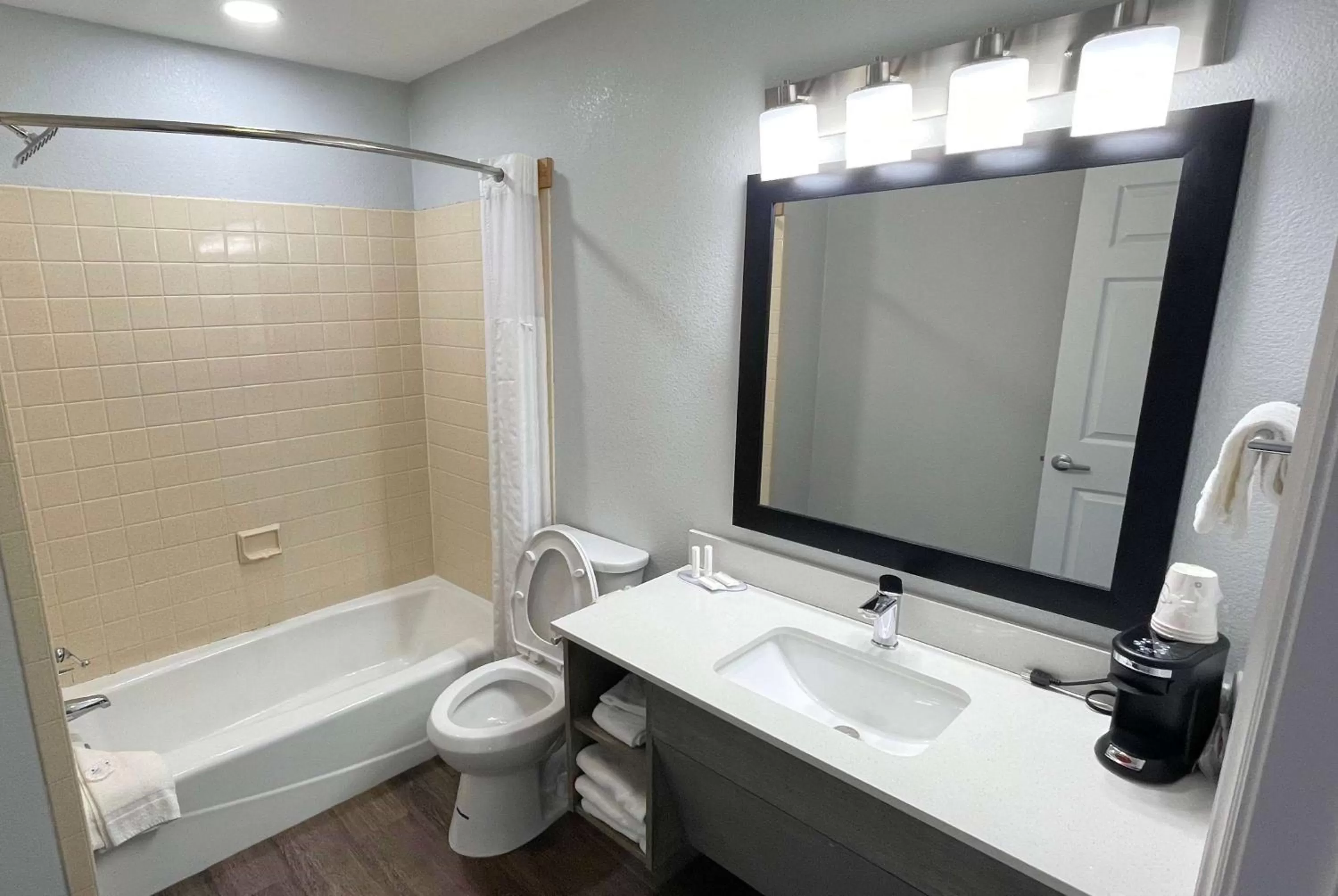 TV and multimedia in Travelodge by Wyndham Pigeon Forge Dollywood Lane