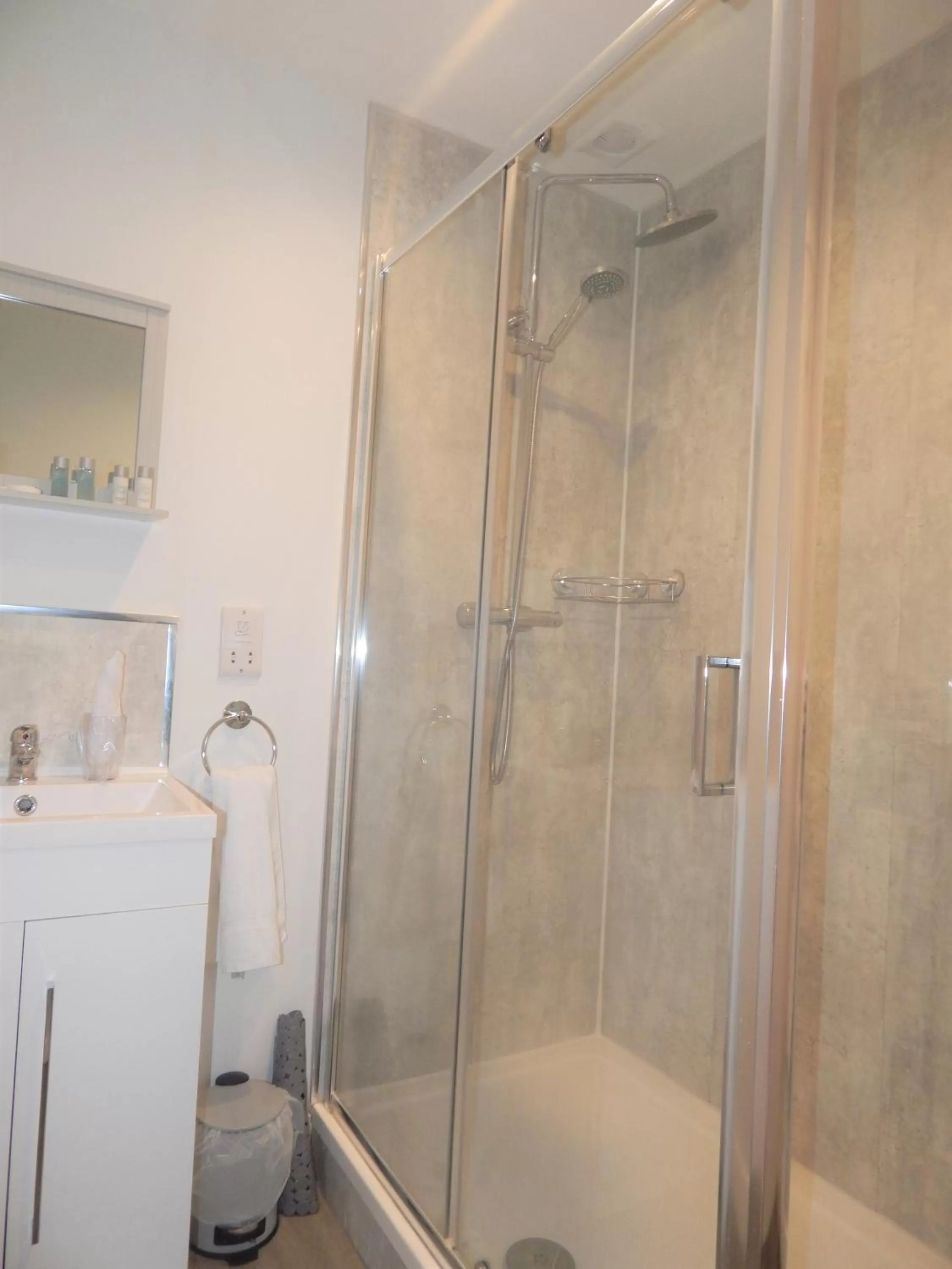 Bathroom in The Saxon Inn