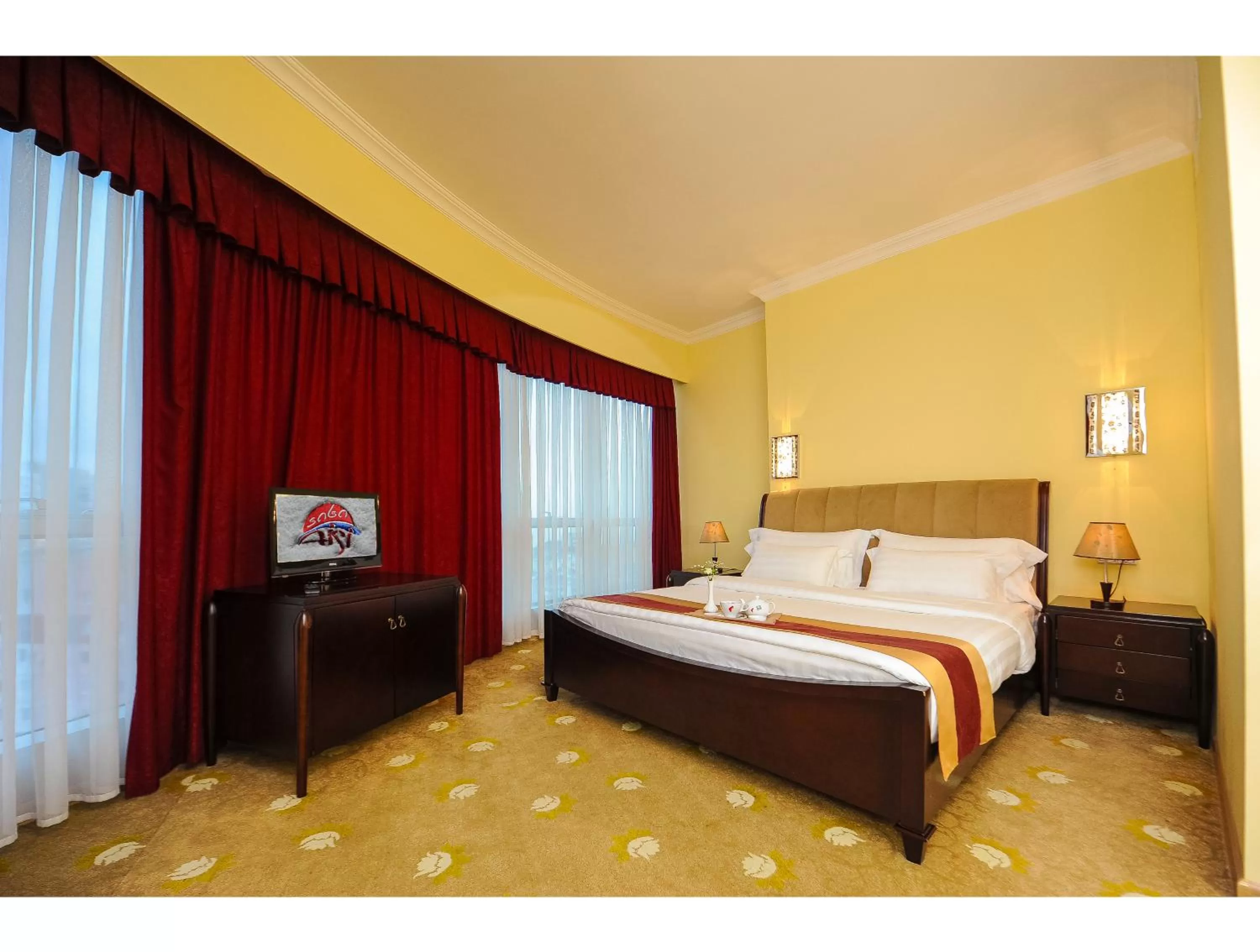 Property building, Bed in Hotel Aisi