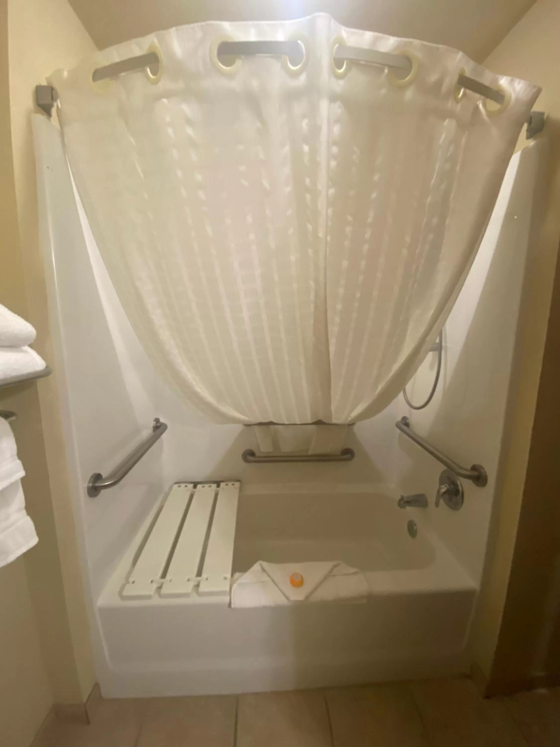 Shower in Cobblestone Hotel & Suites - Broken Bow