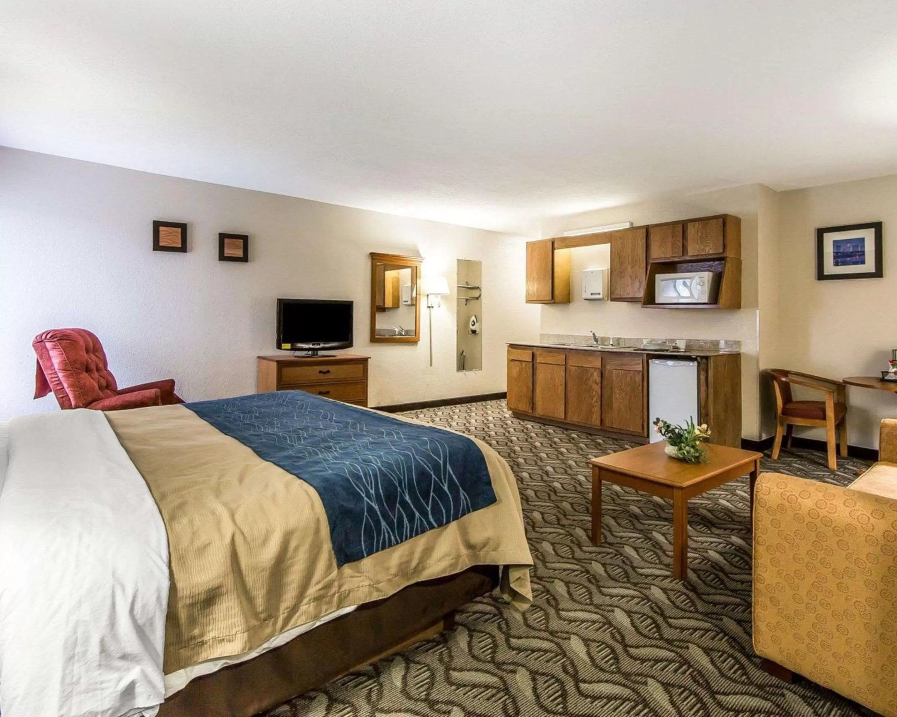 Photo of the whole room, Bed in Quality Inn & Suites Circleville