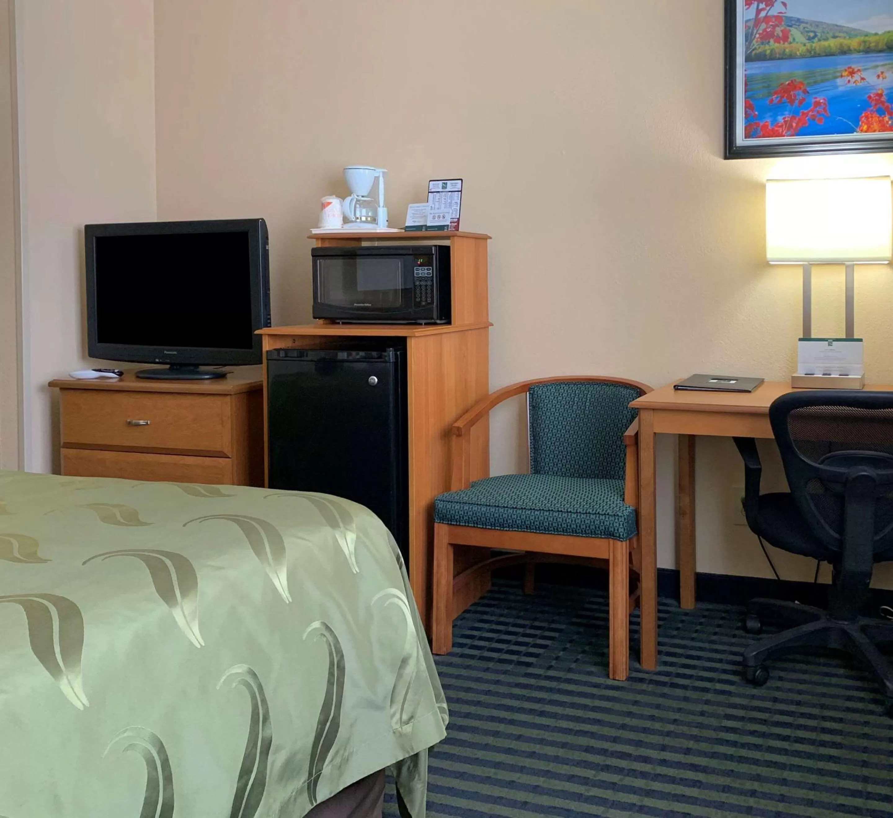 Photo of the whole room, Bed in Quality Inn Ottawa near Starved Rock State Park