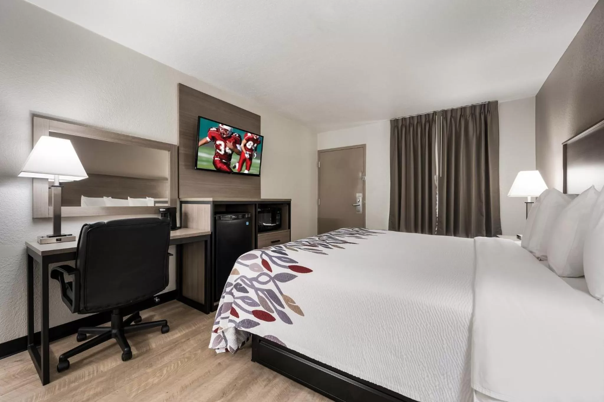 Photo of the whole room, Bed in Red Roof Inn Birmingham South