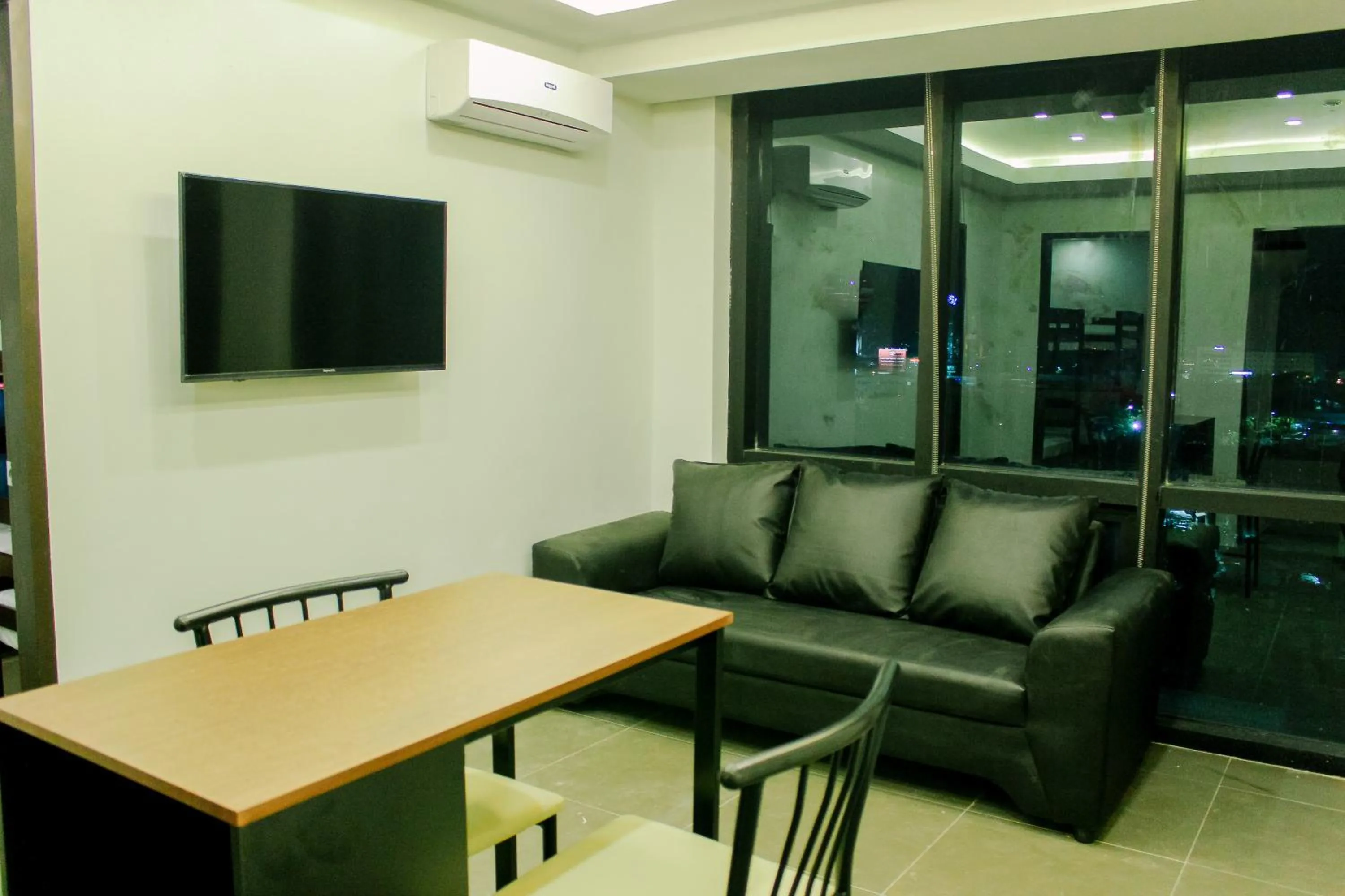 Communal lounge/ TV room in Mabolo Royal Hotel