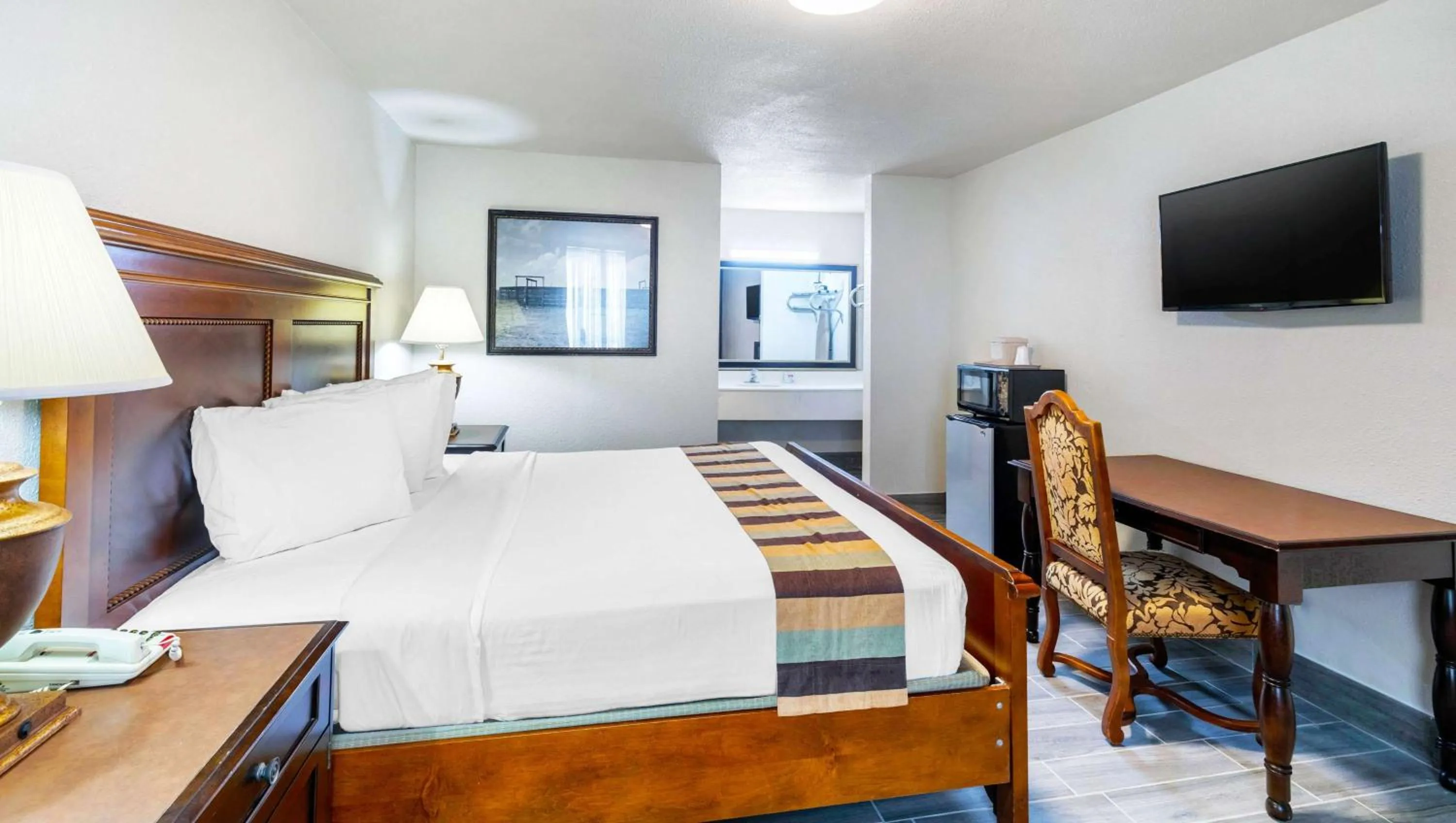 Photo of the whole room, Bed in Magnuson Grand Hotel and Conference Center Tyler