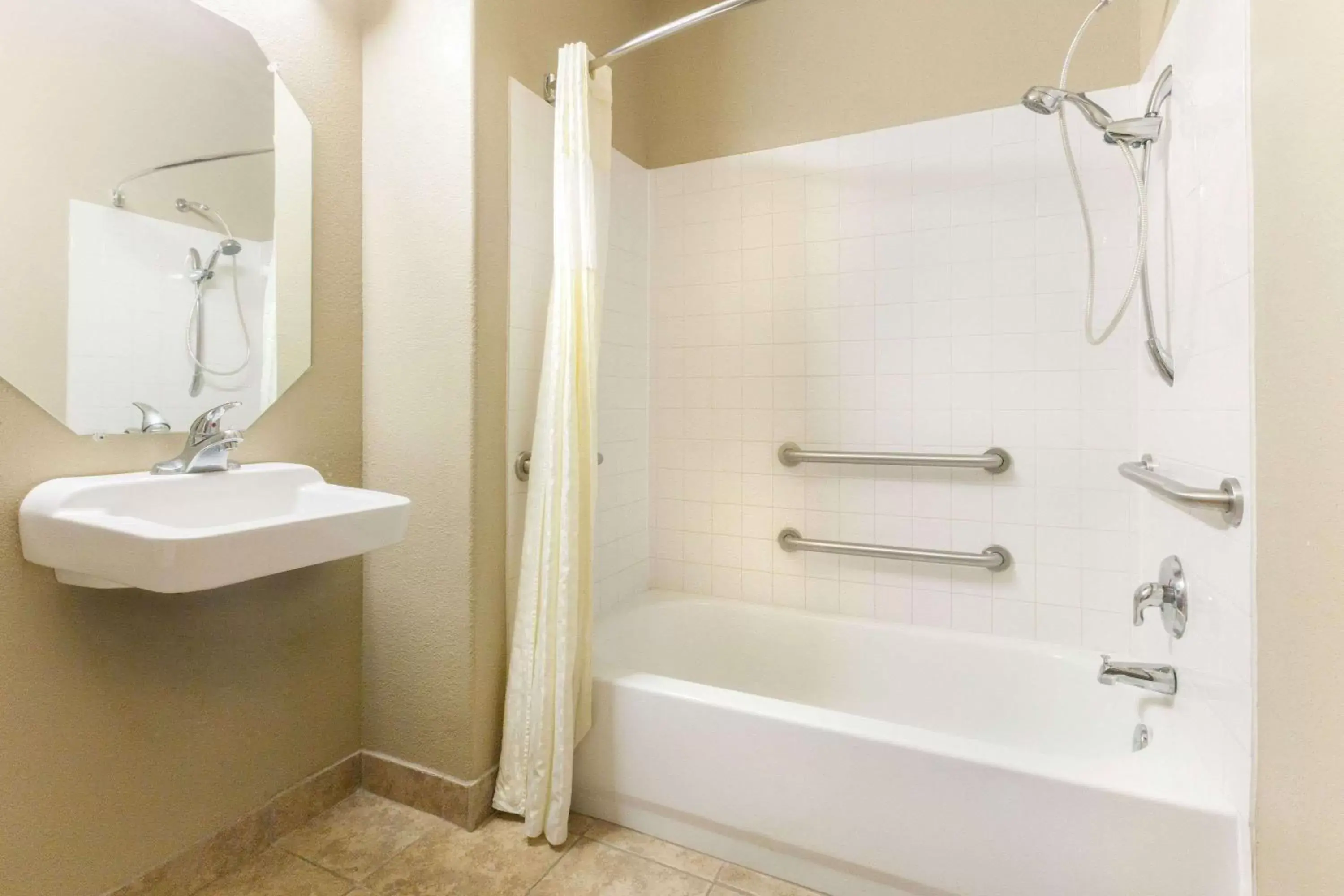 Deluxe King Room - Disability Access - Non-Smoking in Lone Star Inn & Suites Deluxe King Room - Disability Access - Non-Smoking in Lone Star Inn & Suites