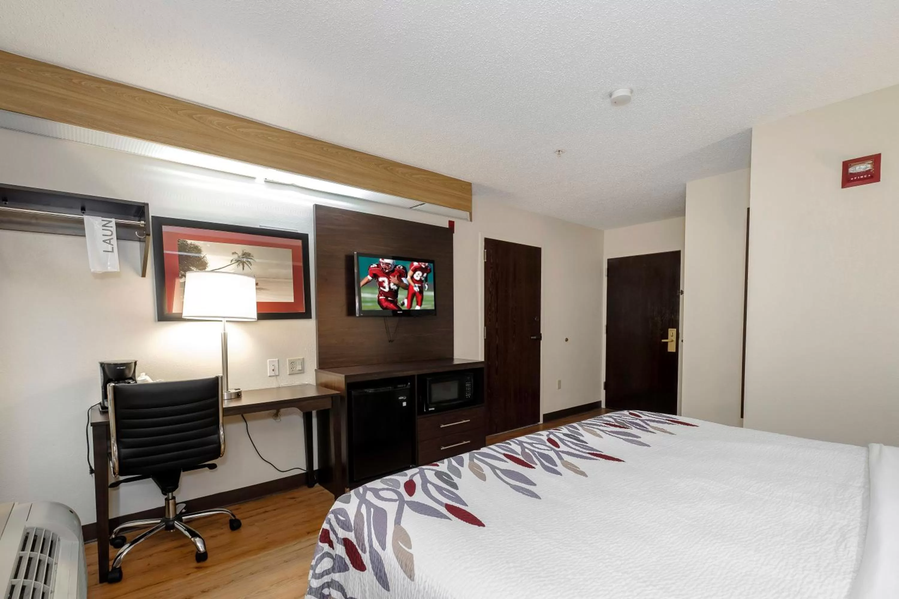 Photo of the whole room, Bed in Red Roof Inn Pensacola Fairgrounds