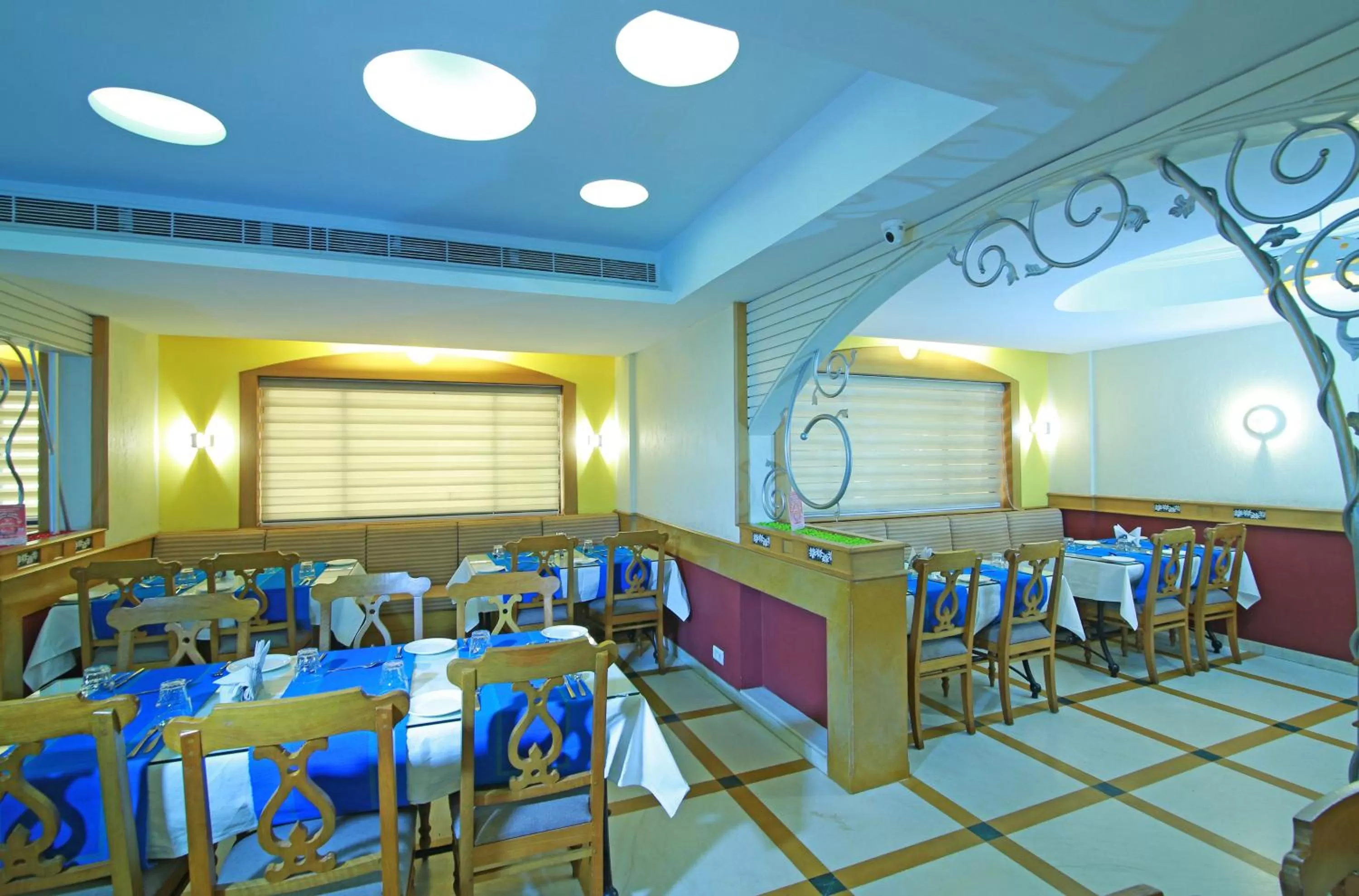 Restaurant/places to eat in Royal Omars