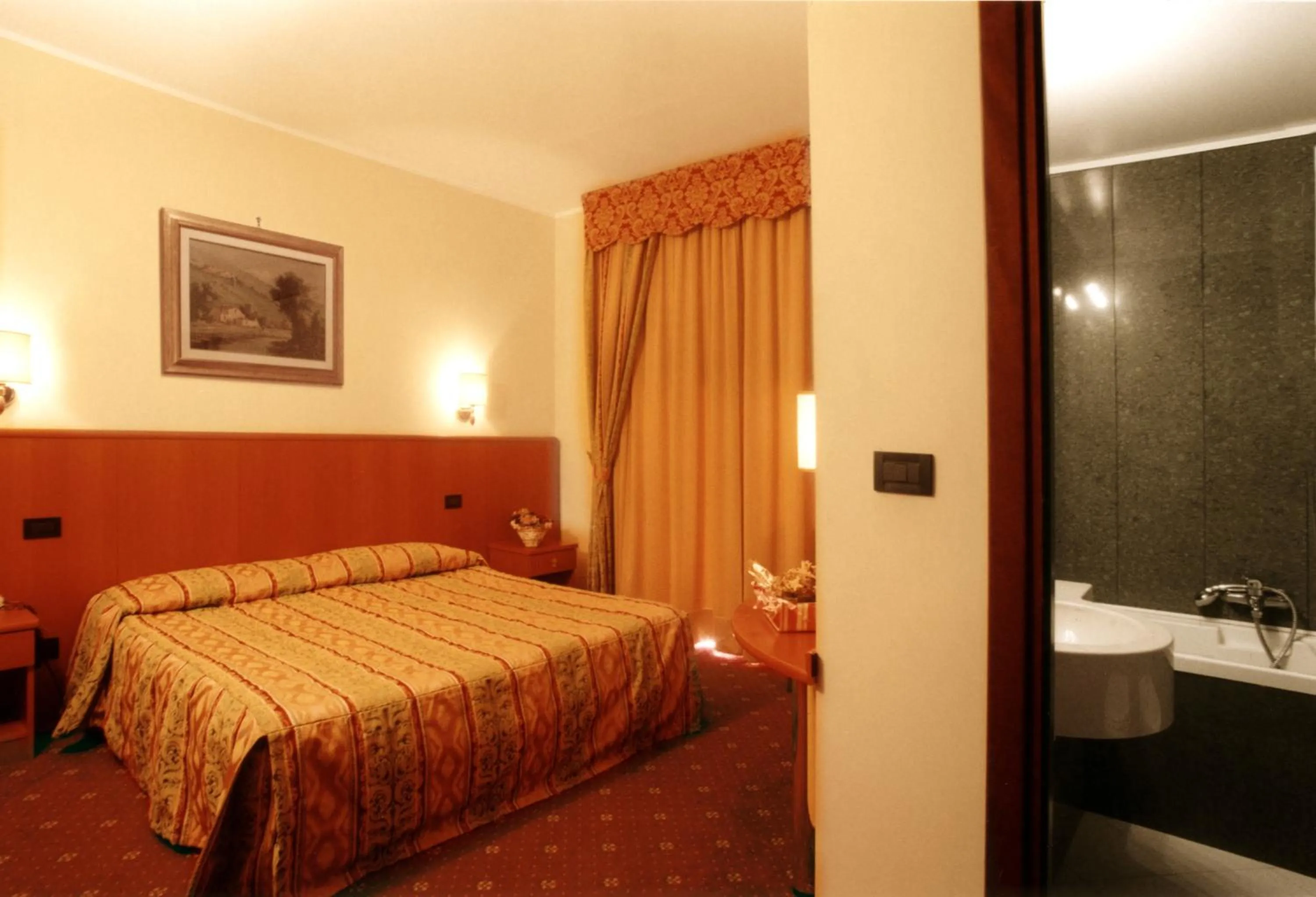 Shower, Bed in Hotel Cinzia Ristorante Christian e Manuel