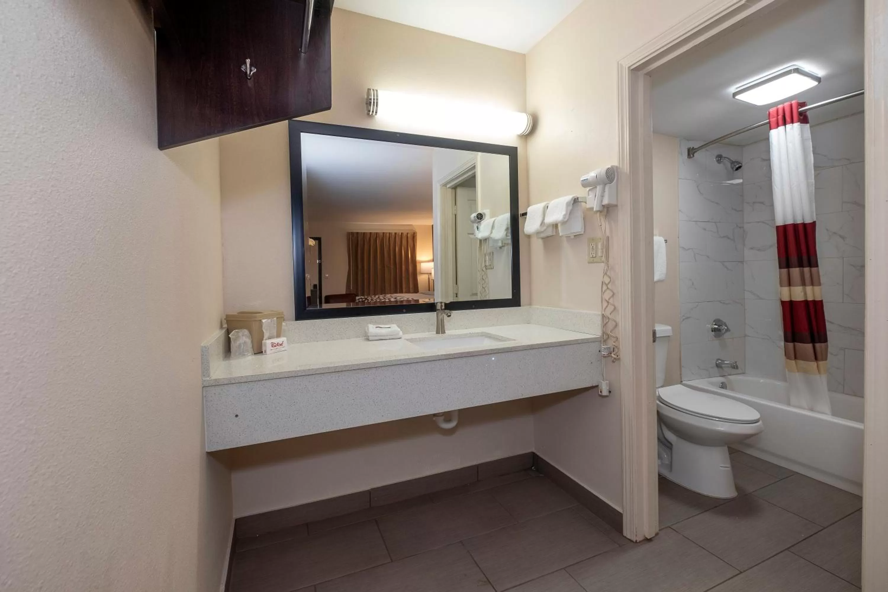 Bathroom in Red Roof Inn Fort Smith Downtown