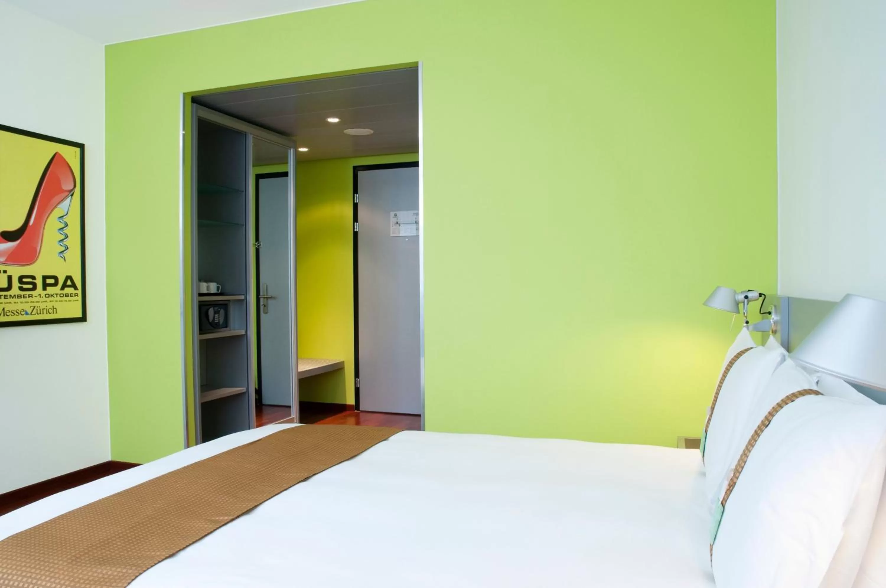 Photo of the whole room, Bed in Holiday Inn Zürich Messe by IHG