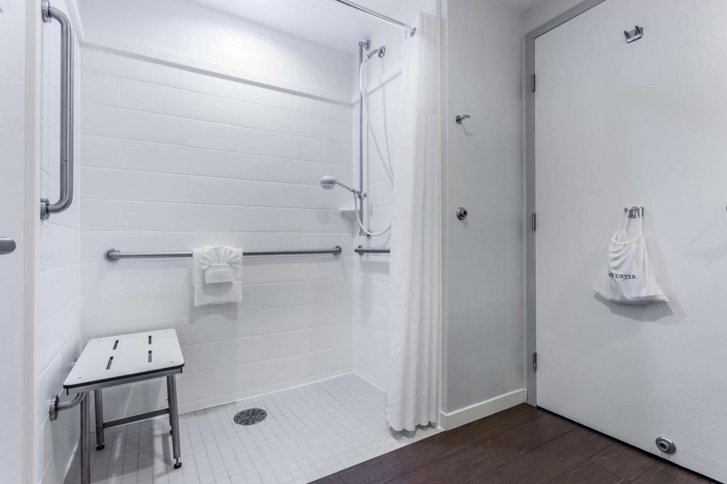 Bathroom in Hampton Inn Milwaukee Airport