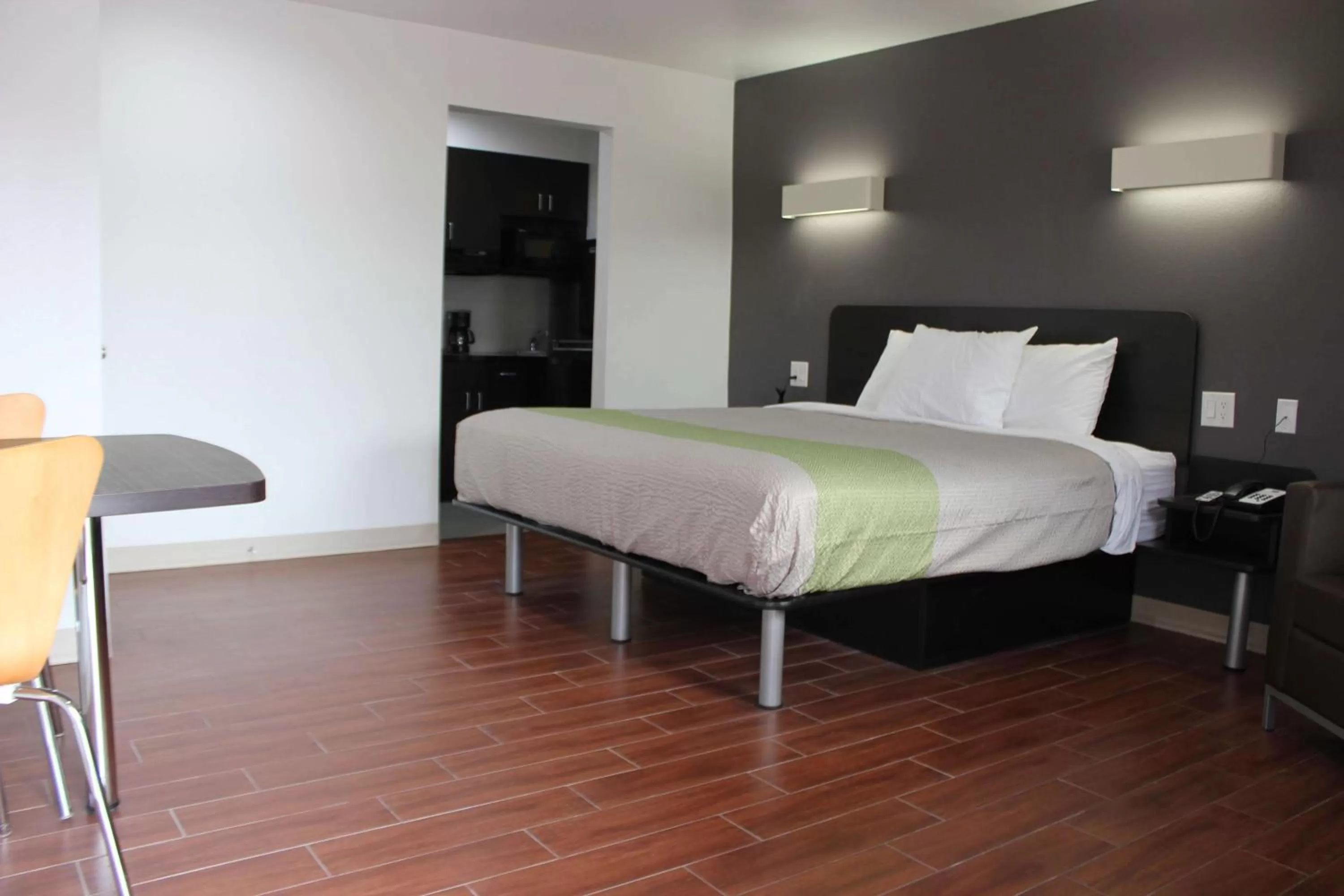 Kitchen or kitchenette, Bed in Studio 6-Houston, TX - East