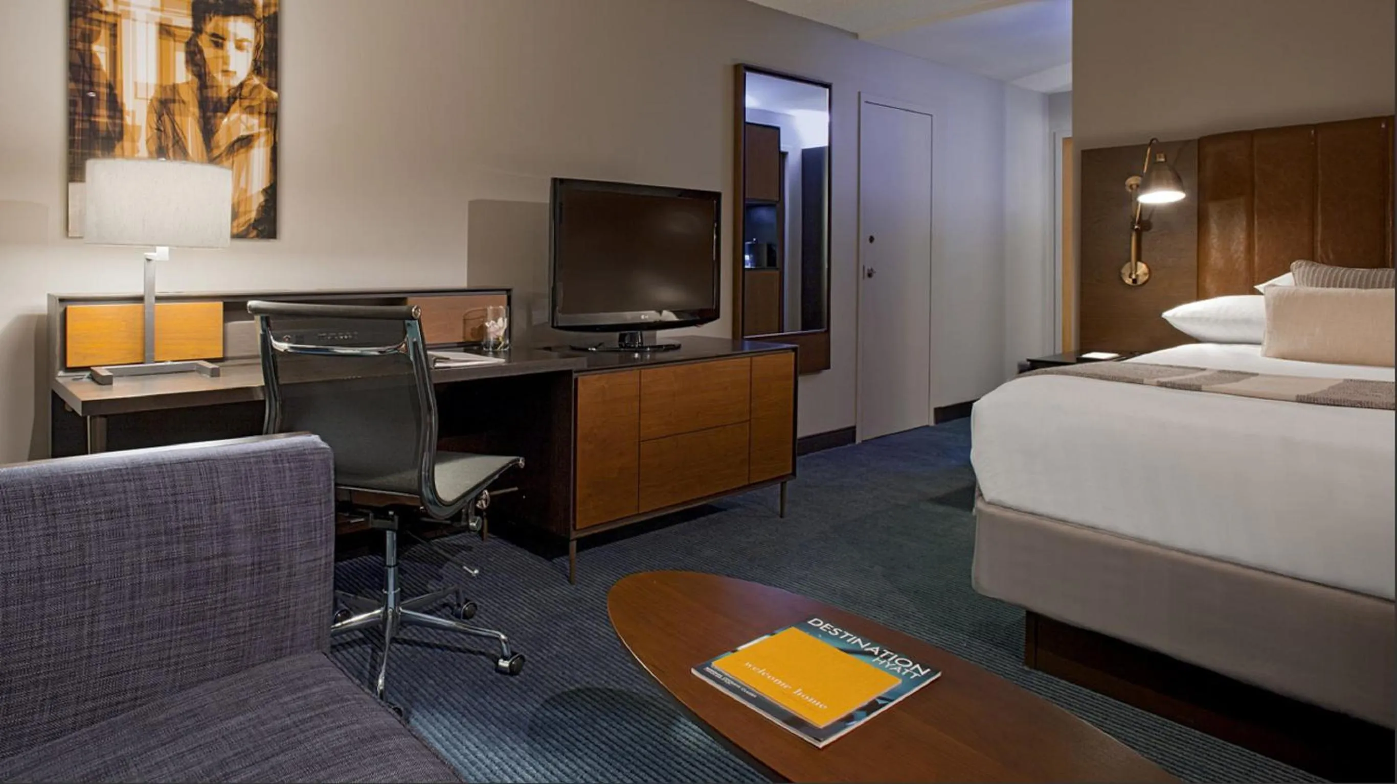 King Room with Accessible Shower - Disability Access in Hyatt Regency Minneapolis