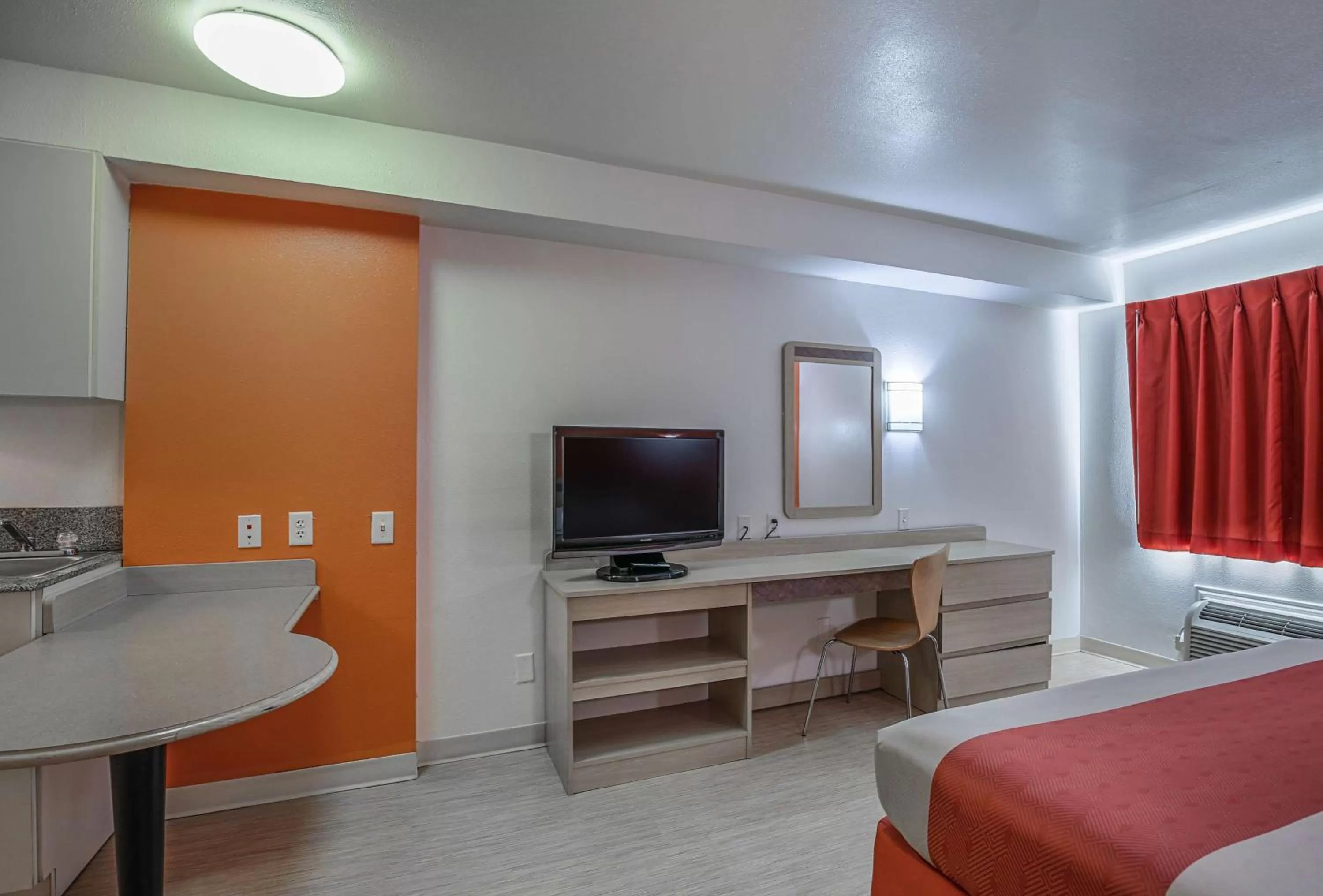 TV and multimedia, Bed in Motel 6-Pasadena, TX