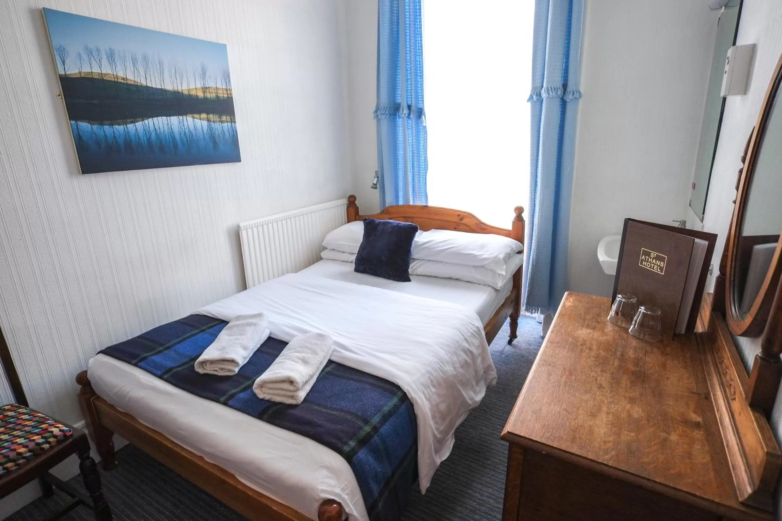 Photo of the whole room, Bed in St Athans Hotel