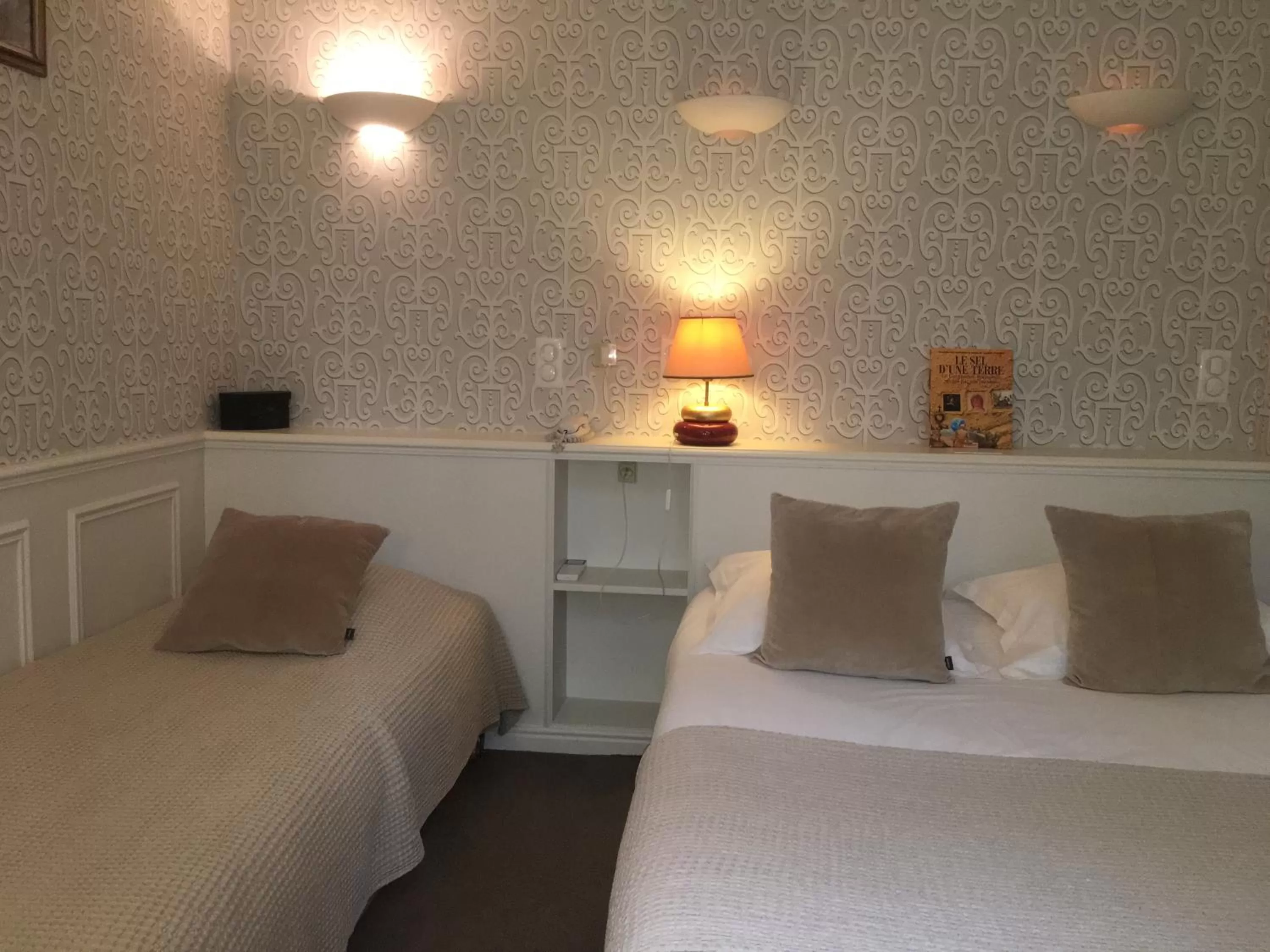 Photo of the whole room, Bed in Hôtel du Parc