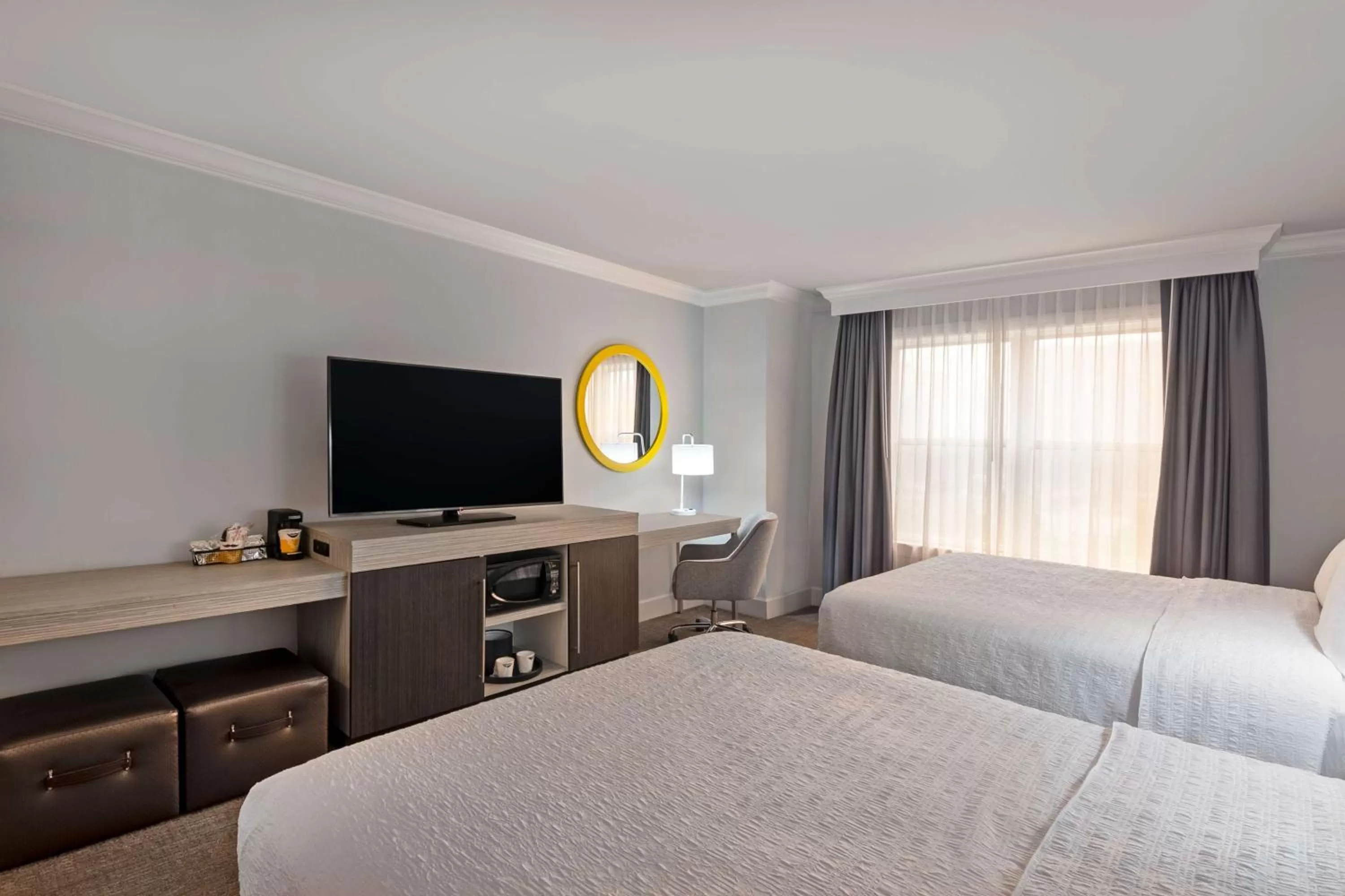 TV and multimedia, Bed in Hampton Inn & Suites Stamford