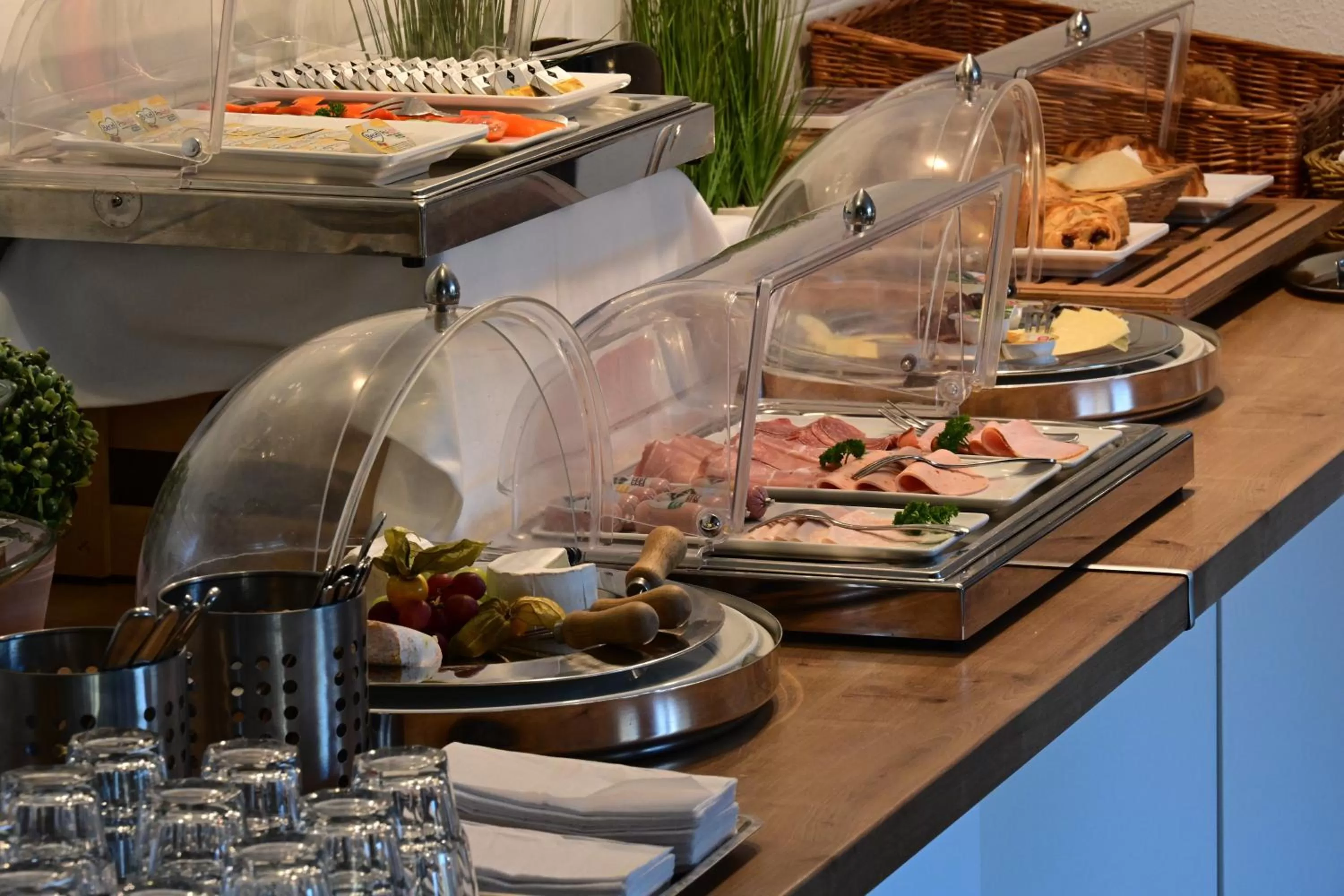 Buffet breakfast in Les Nations