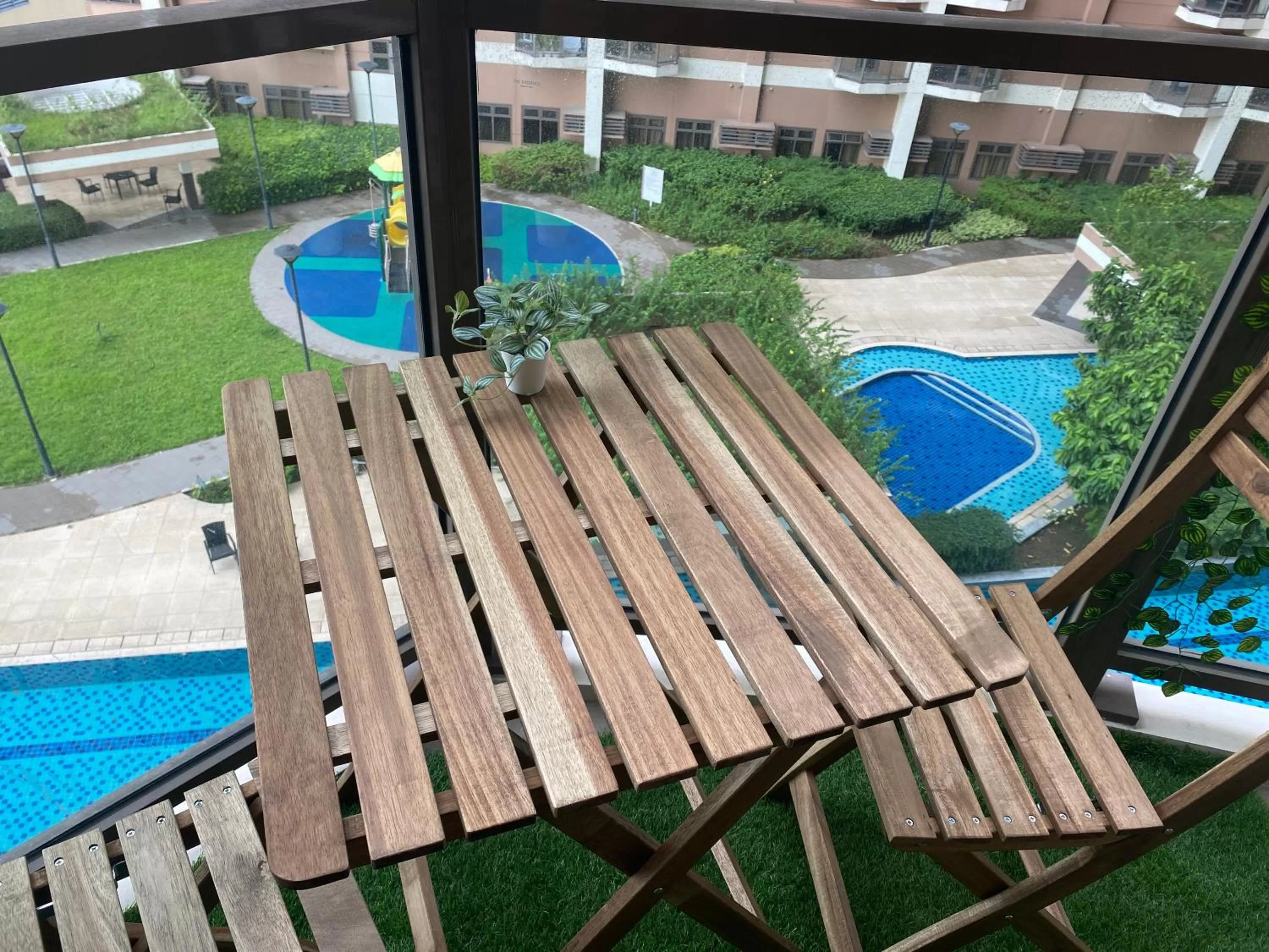 Pool view, Swimming Pool in Le 10 The Radiance Manila Bay
