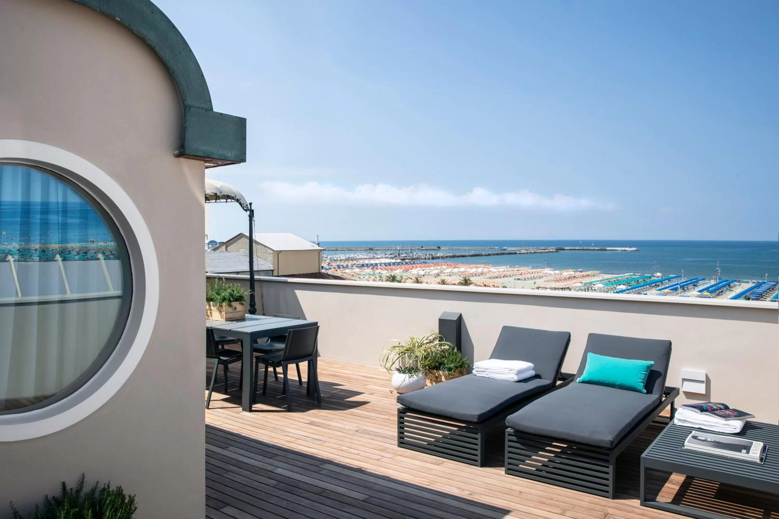 Balcony/Terrace in Hotel Plaza e de Russie - Relais & Châteaux