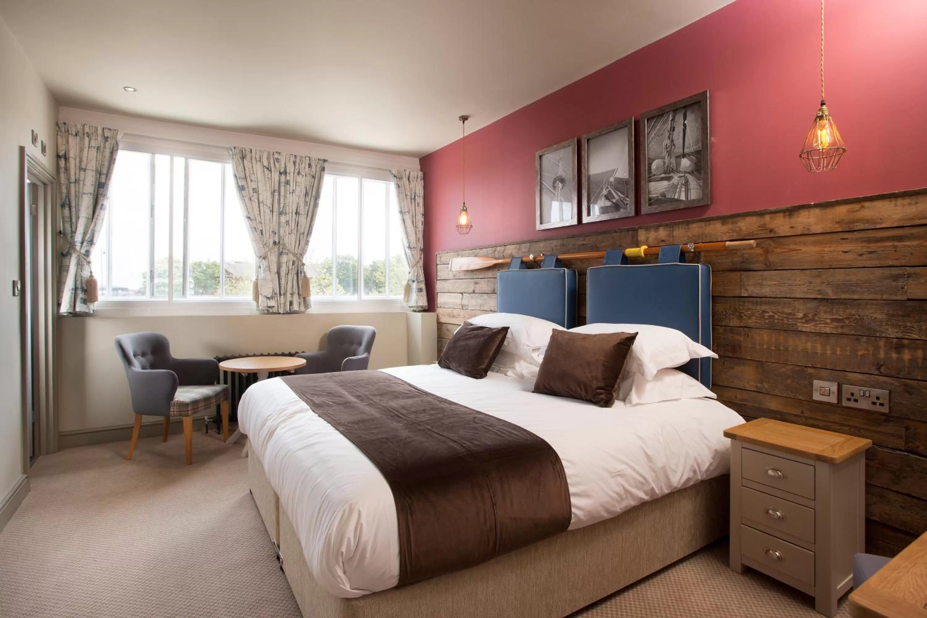 Photo of the whole room, Bed in The Ship & Trades