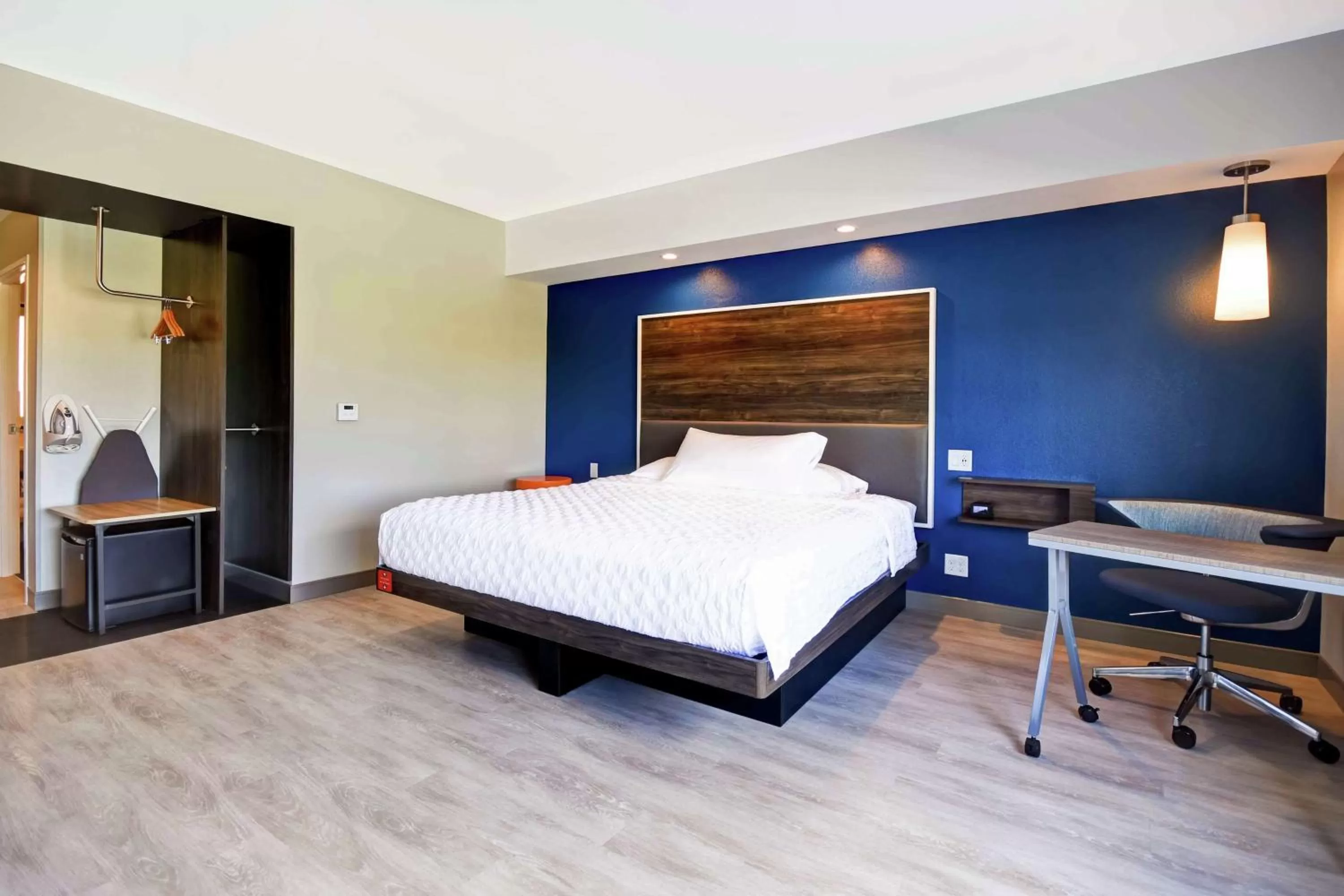 Bedroom, Bed in Tru By Hilton North Platte