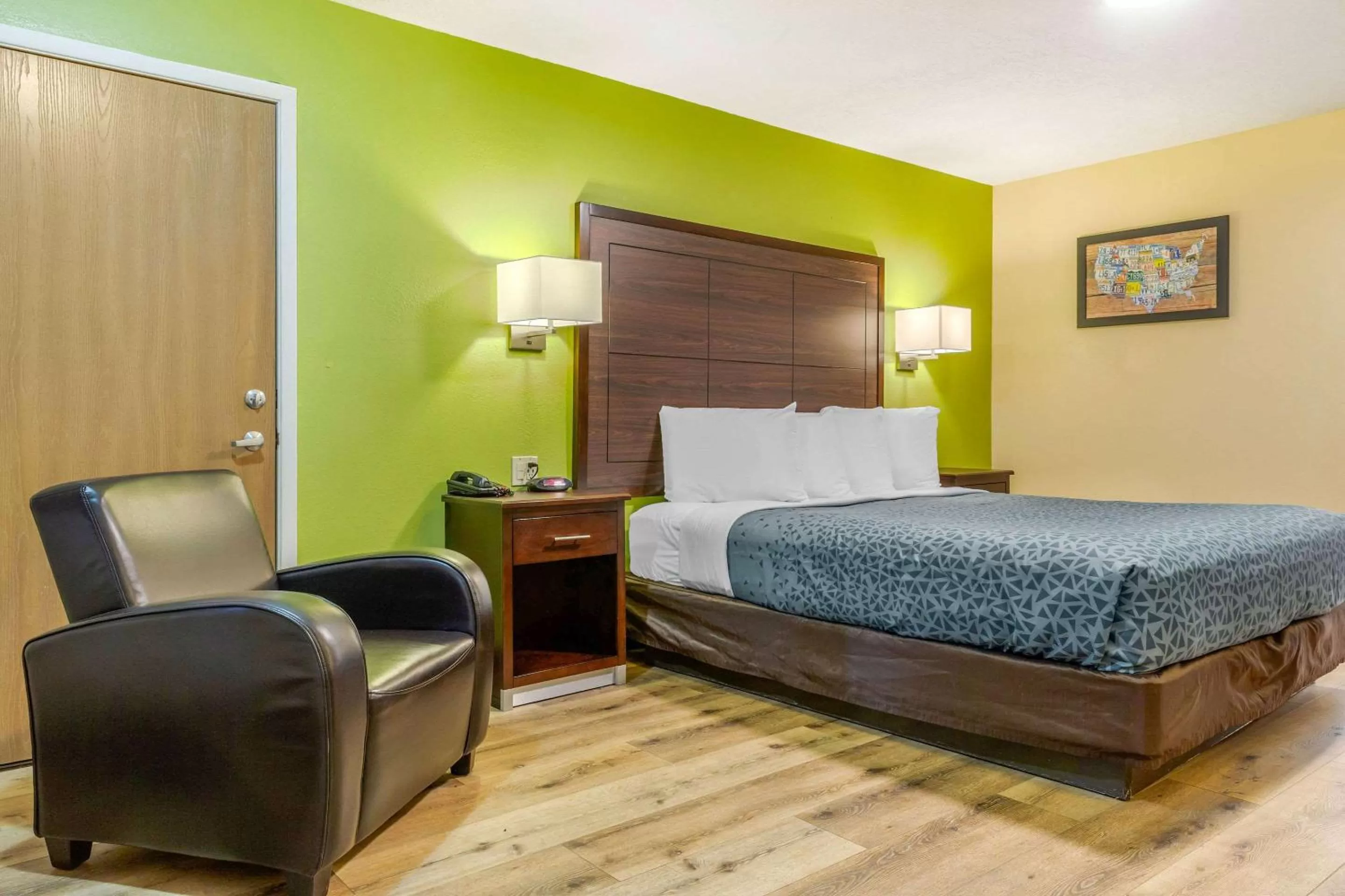 Photo of the whole room, Bed in Econo Lodge West - Coors Blvd