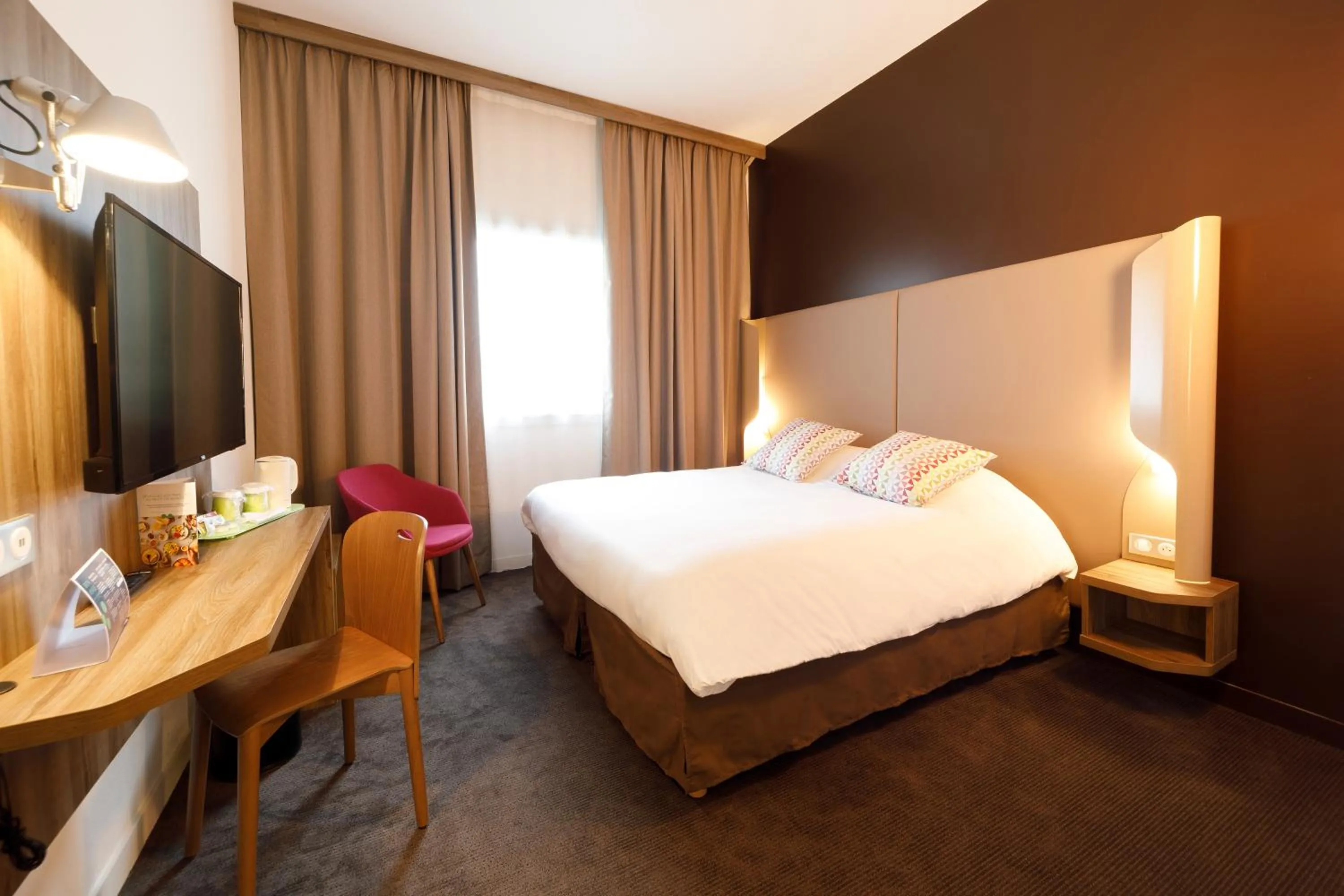 Bedroom, Bed in Campanile Annemasse Est Findrol CHAL