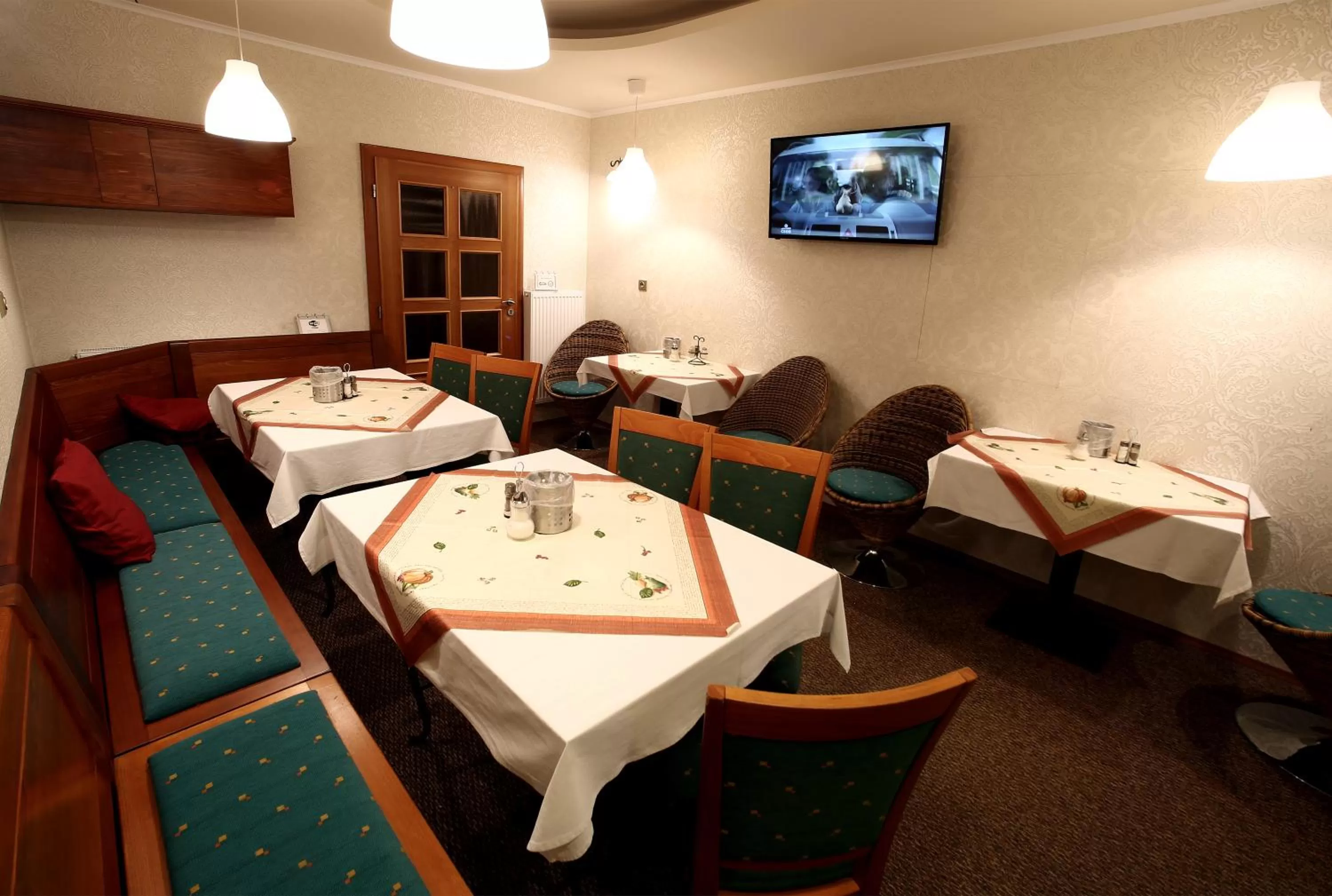 Communal lounge/ TV room in Hotel Roudna