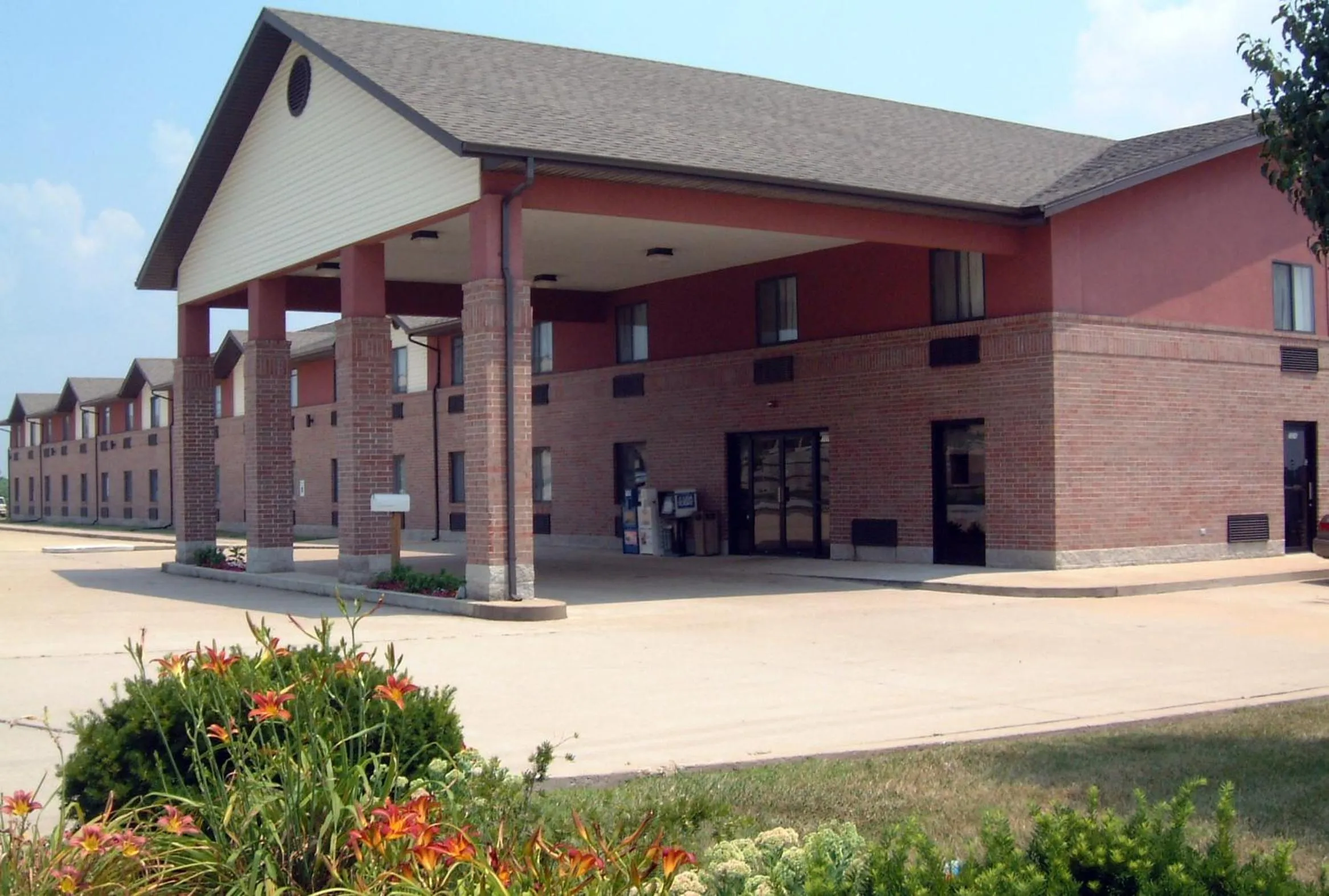 Property building in Super 8 by Wyndham Springfield-Battlefield