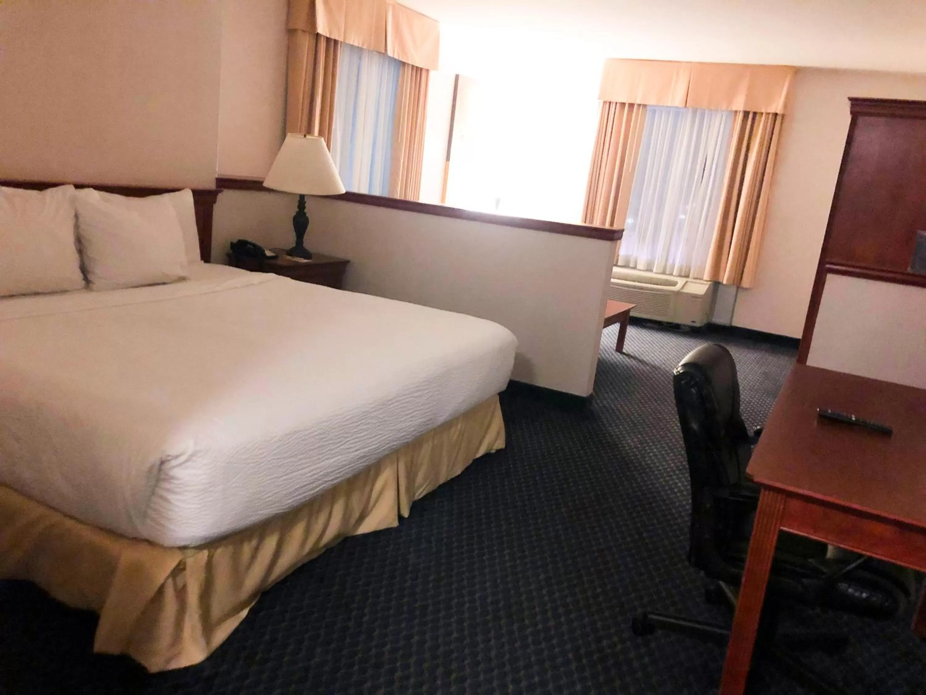 Bed in Days Inn by Wyndham Niagara Falls Centre St By the Falls