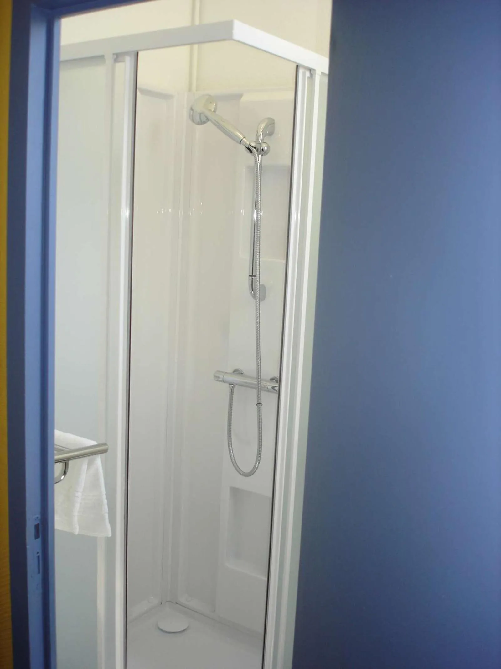 Shower in Hôtel des Sables Blancs