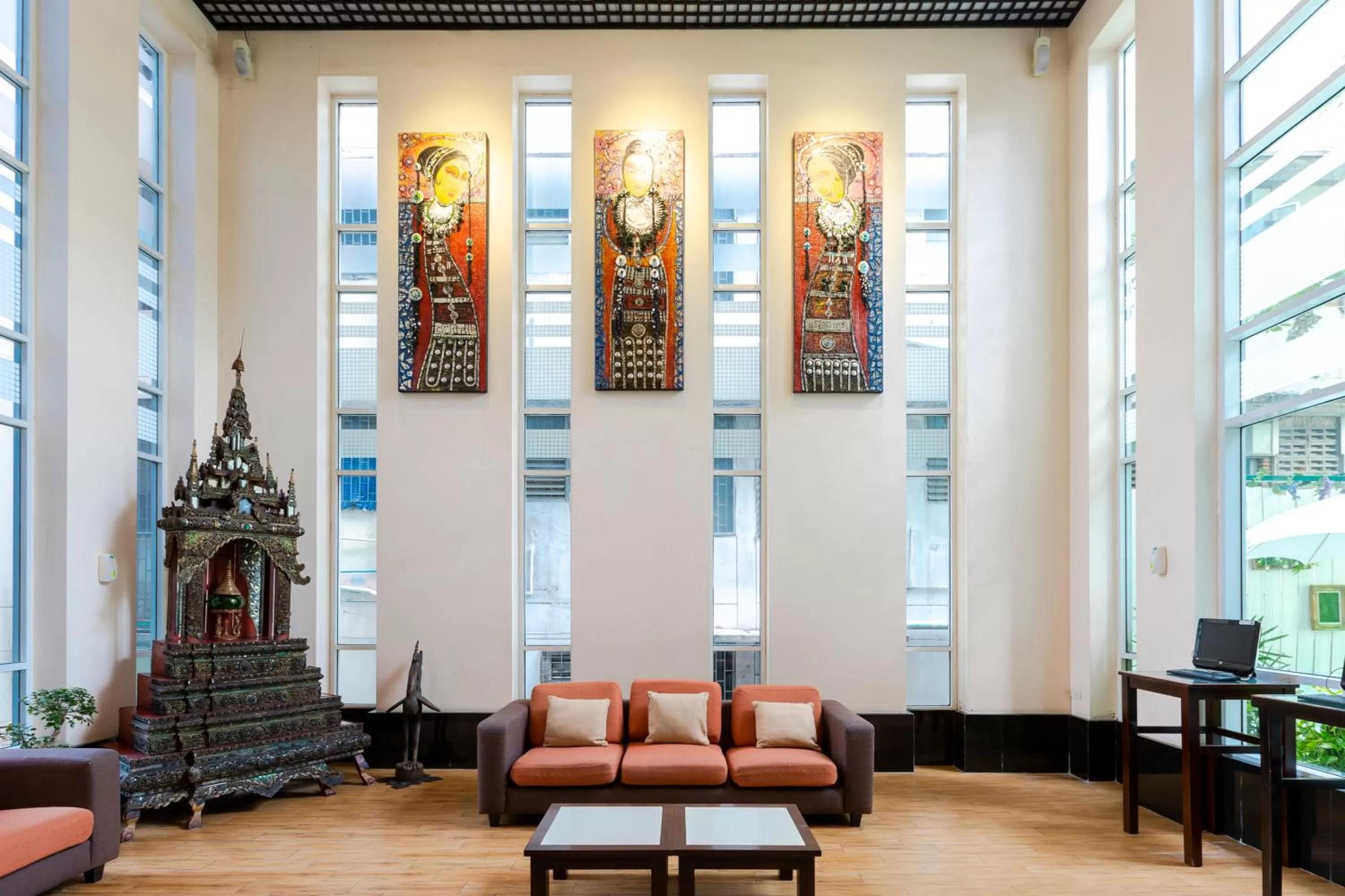 Seating area in Pinnacle Lumpini Park Hotel