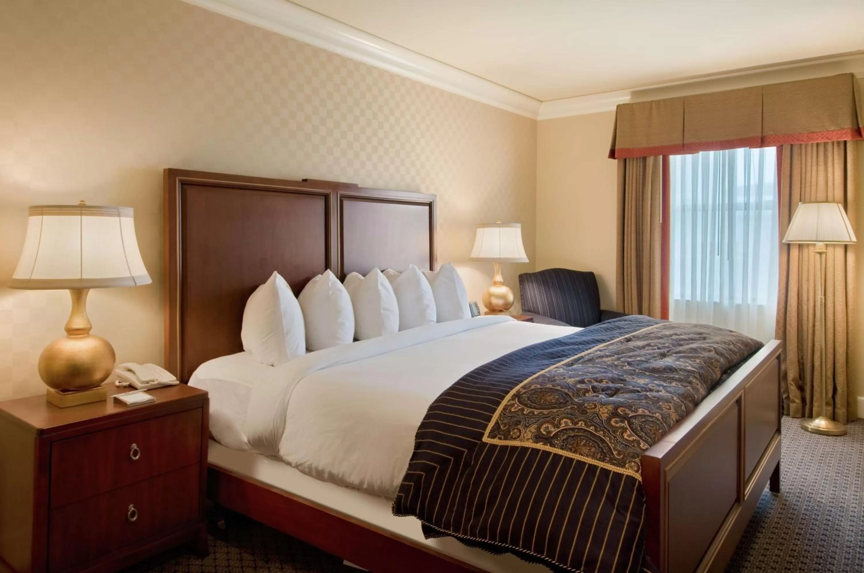 Bed in Hilton President Kansas City