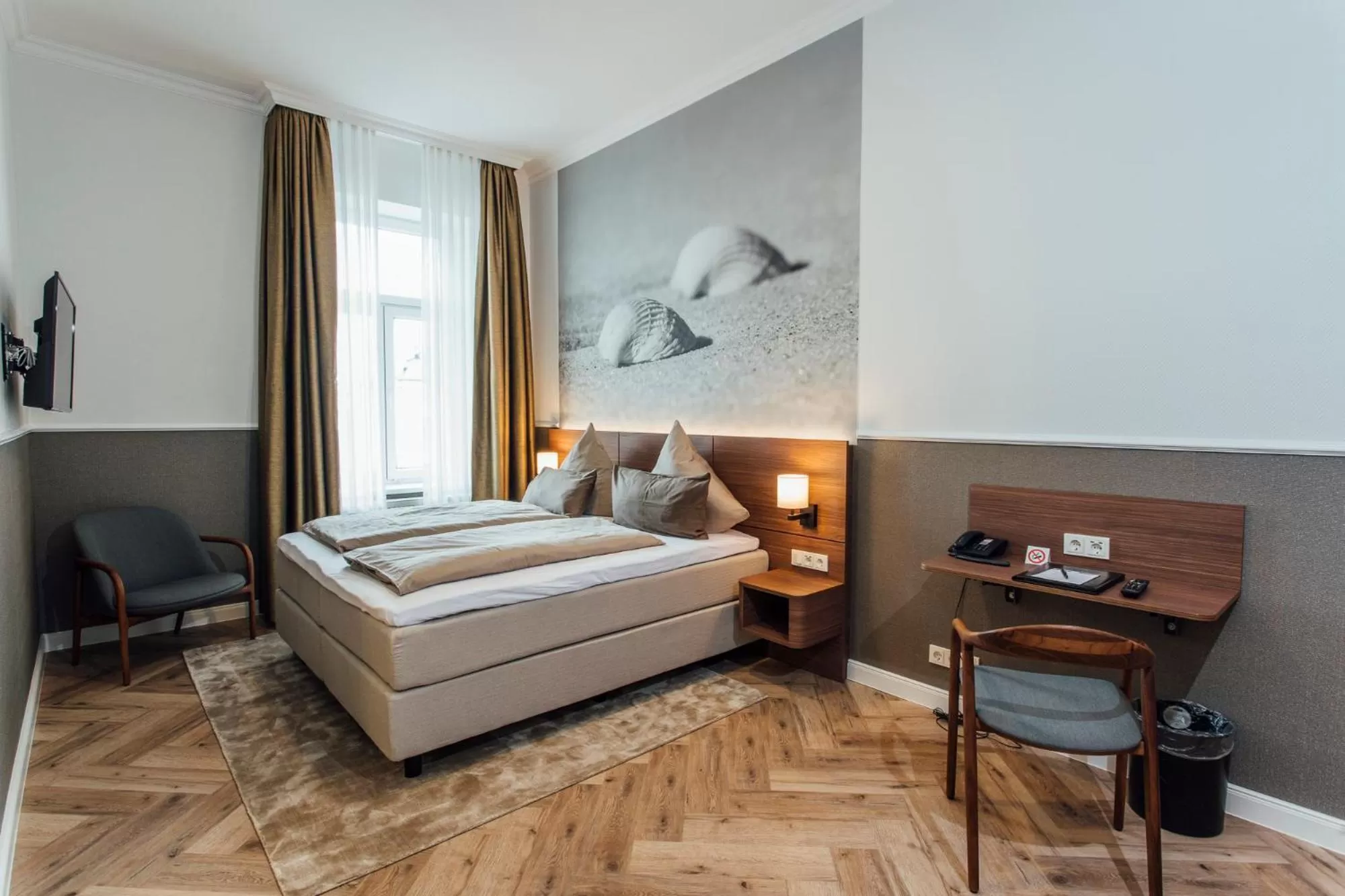 Seating area, Bed in Strandhotel Hohenzollern