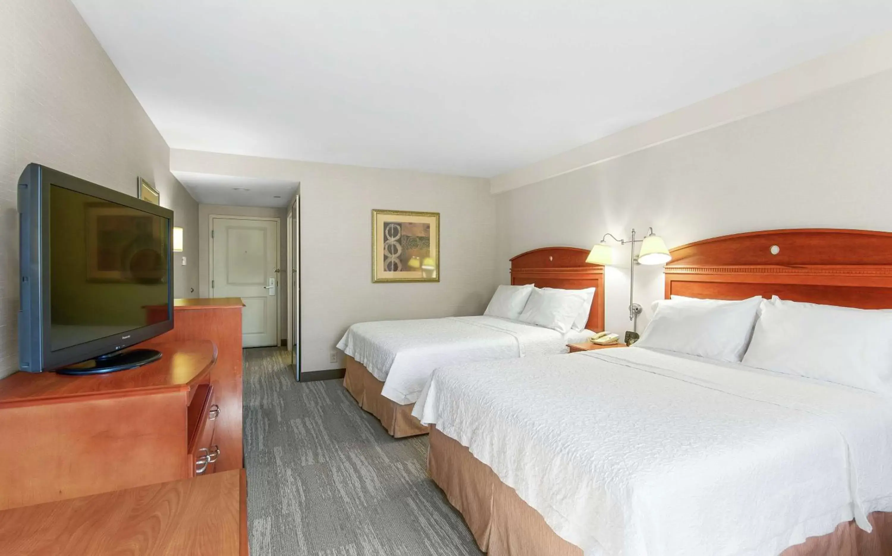 Queen Room with Two Queen Beds - Hearing Accessible with Tub in Hampton Inn & Suites North Conway Queen Room with Two Queen Beds - Hearing Accessible with Tub in Hampton Inn & Suites North Conway