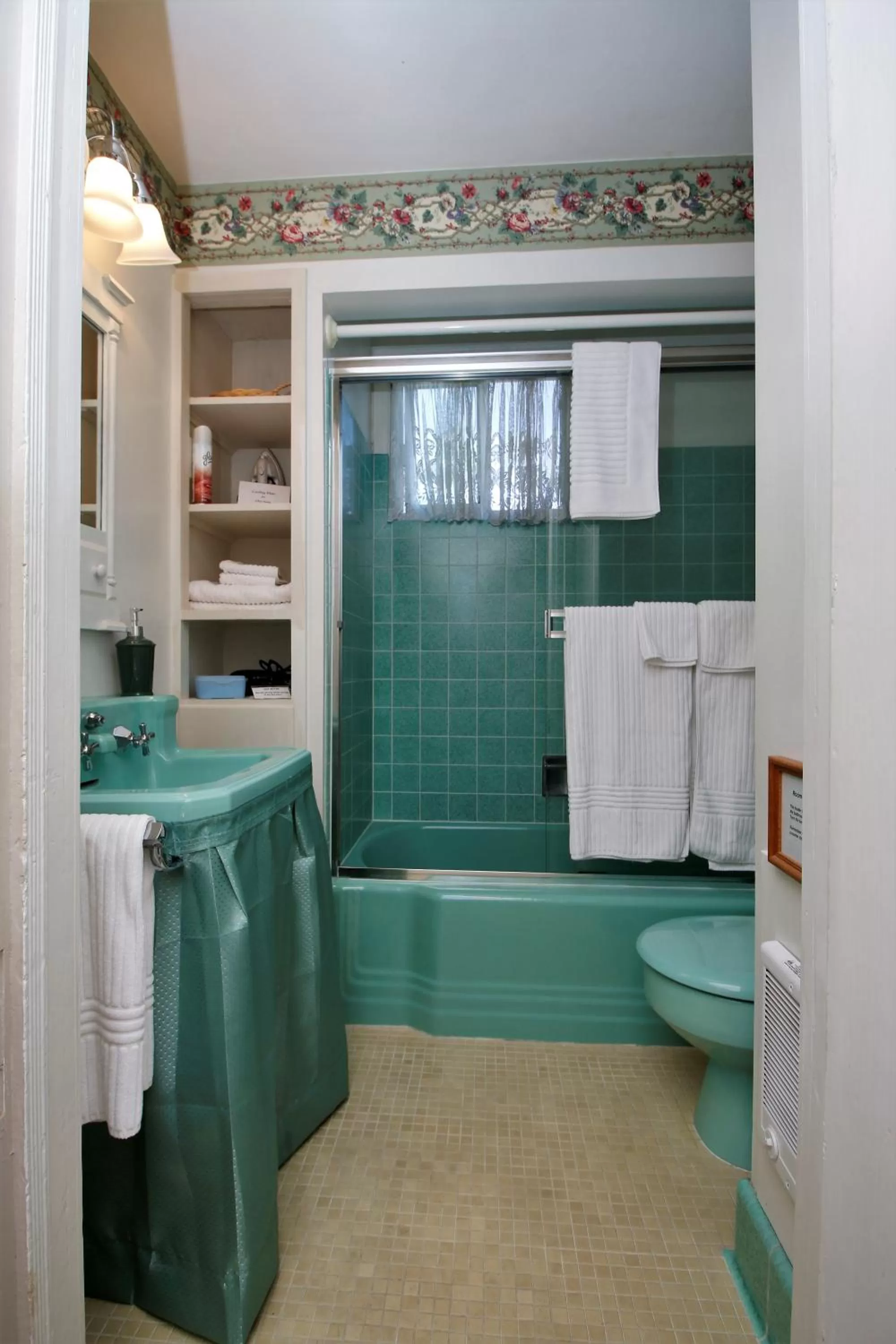 Bathroom in Bradford Place Inn (California)