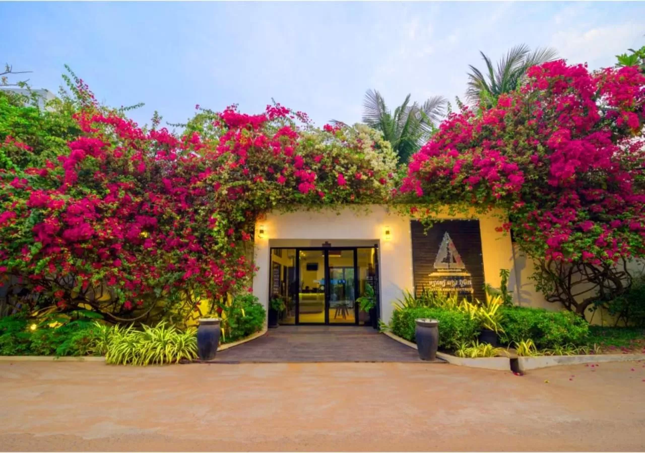 Facade/entrance in Ladear Privilege Rooms