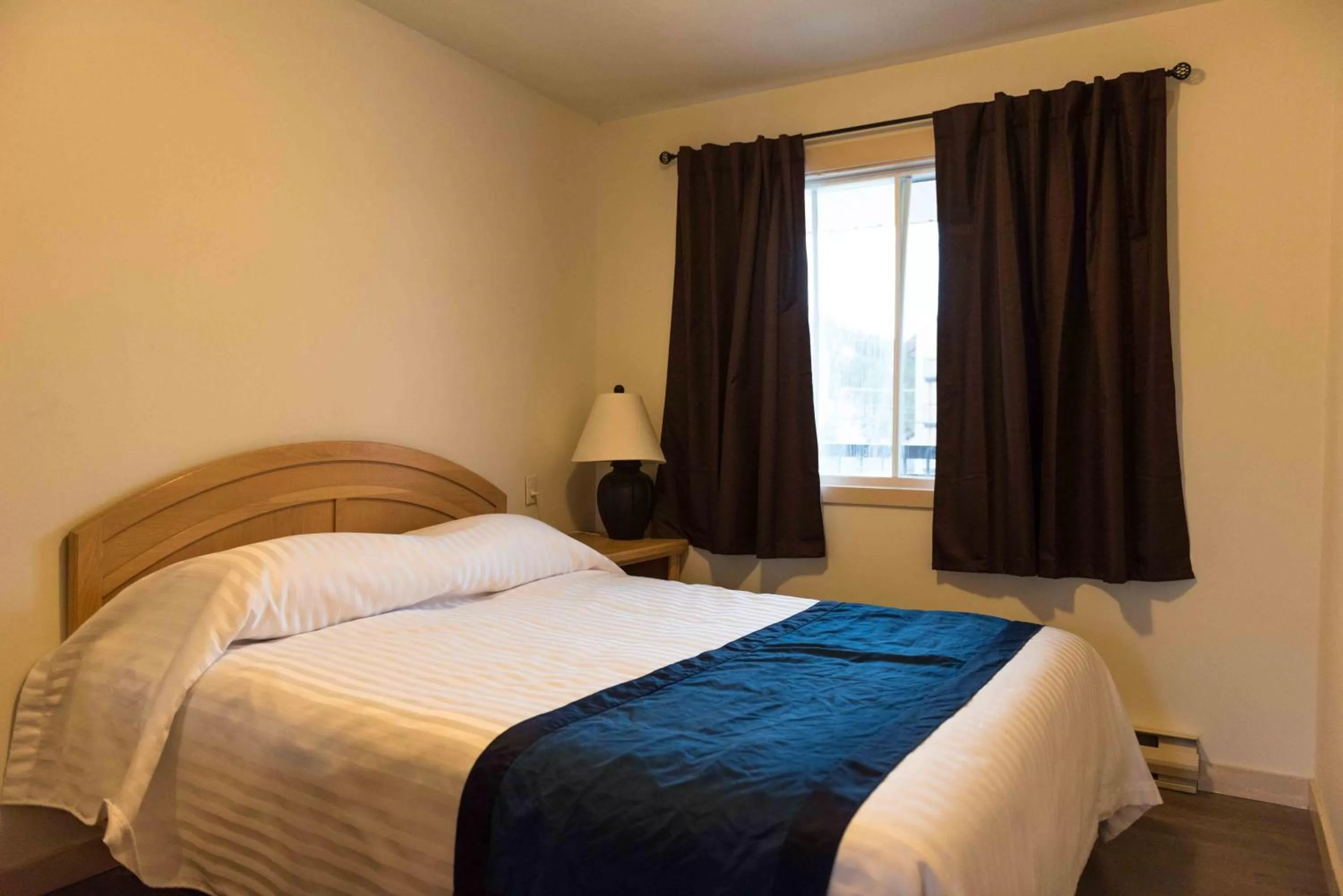 Bed in Radium Park Lodge