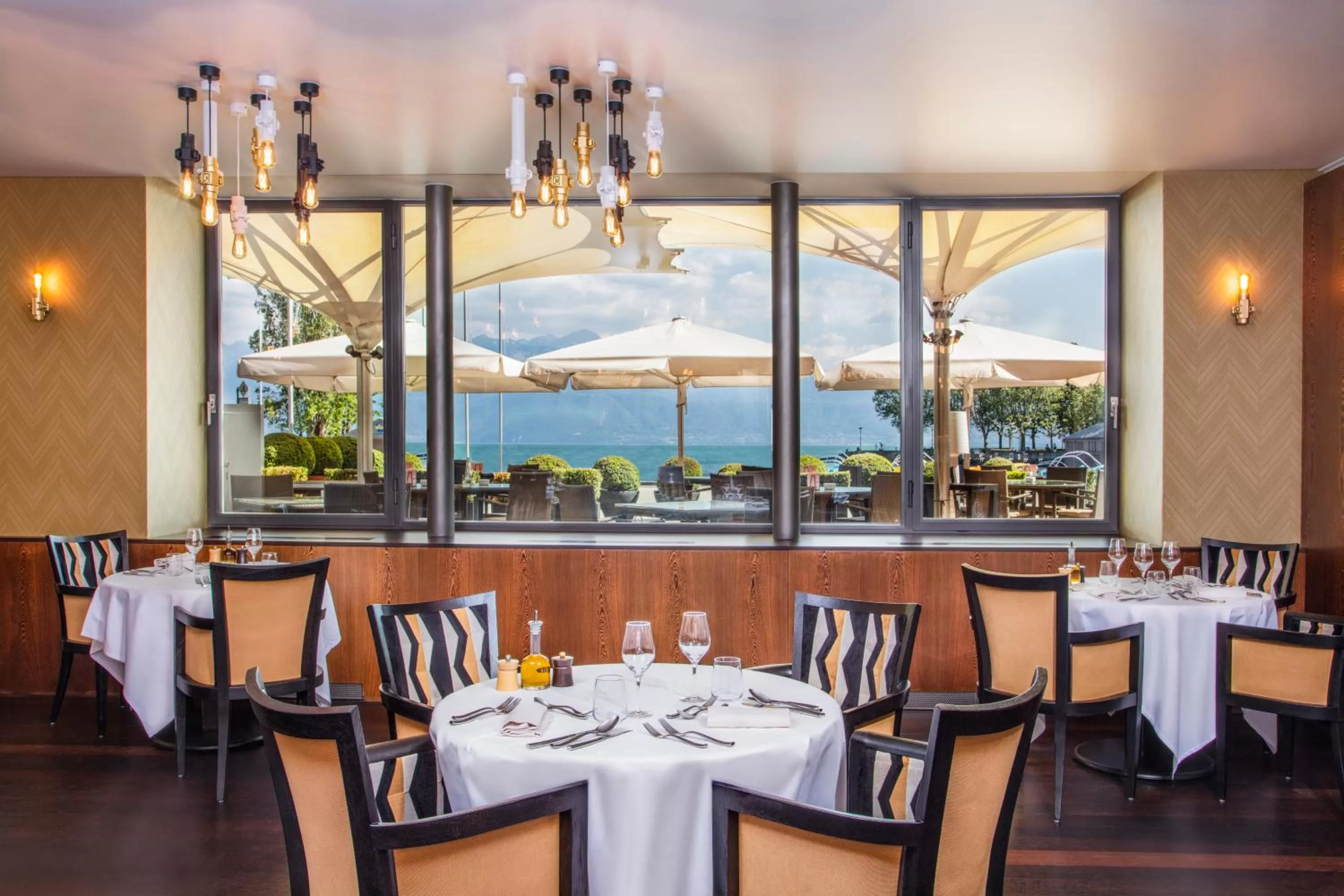 Restaurant/places to eat in Hotel Angleterre