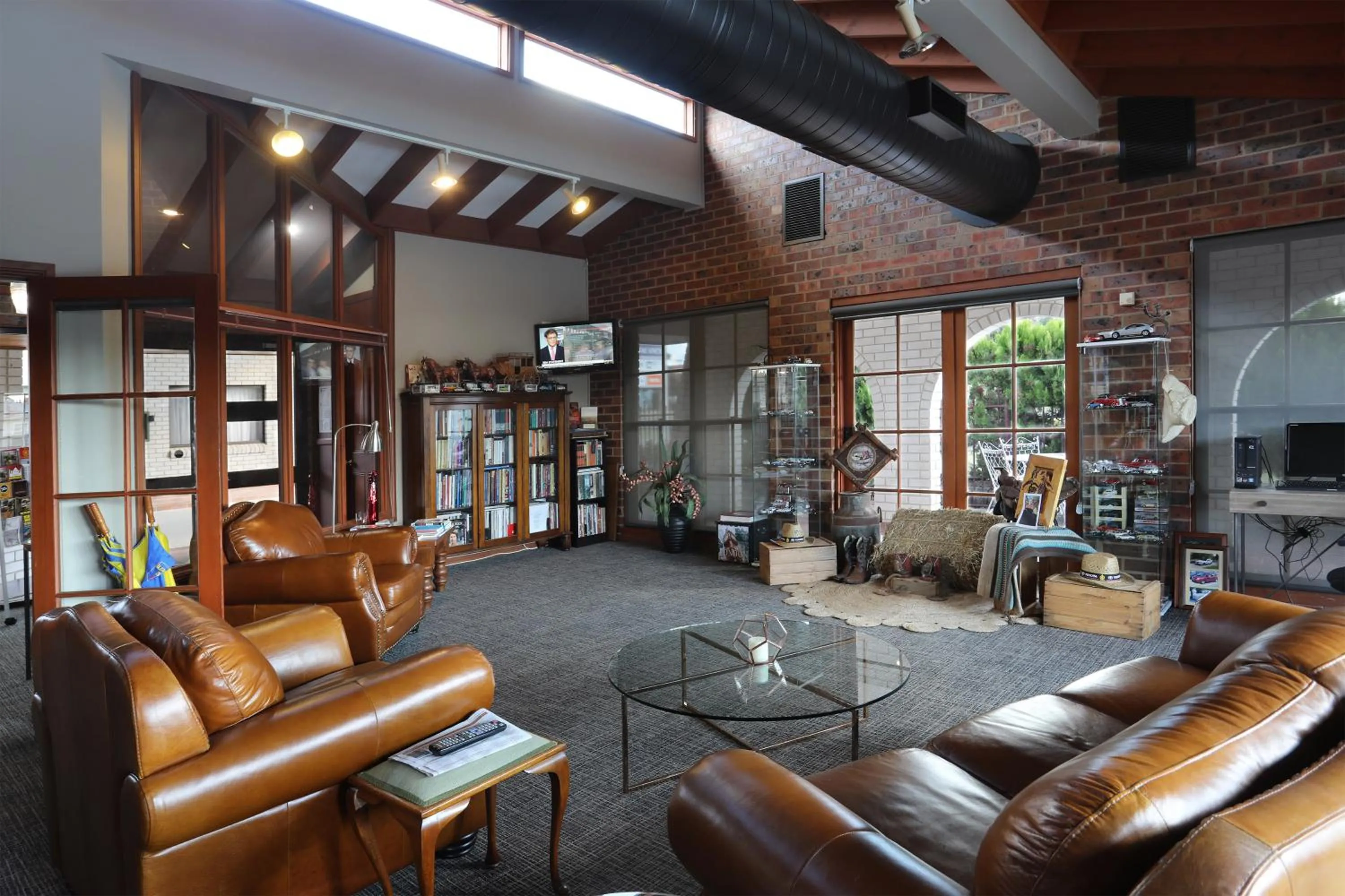 Communal lounge/ TV room in Tamworth Motor Inn & Cabins